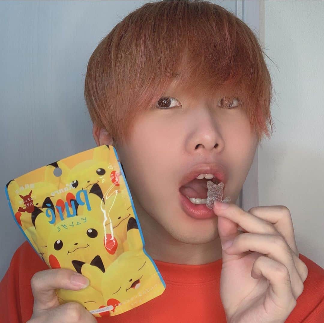 川端誠生のインスタグラム：「ピュレグミになんと!ピカチュウピュ レグミ第2弾が発売されたよ! 今年の夏は家でピカチュウとグミを 食べあうぞw @kanro_pure_photo #ピカピュレと夏を楽しみ隊#ピカピュレ#ピュレグミ  #supported」