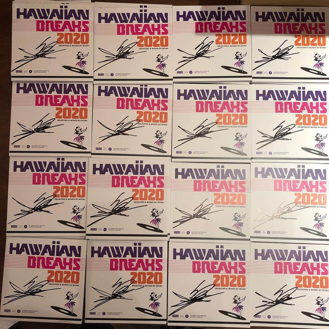MUROさんのインスタグラム写真 - (MUROInstagram)「この度　@alohagotsoul と @ultravybe_sales のご協力で 「HAWAIIAN BREAKS 2020」が、タワレコ限定で念願の オフィシャルリリース‼︎🌺 ハワイの過去から現在までの素晴らしい楽曲の数々が多くの人の耳に届き、その魅力を少しでも感じて頂けたら嬉しいデス‼︎ 今回通販で購入してくれた皆様にも、感謝の気持ちを込めてサインをさせて頂きマスター✨🙏 今年の夏は「音」でハワイををたっぷりとご堪能ください♪🏝 @tower_shibuya  @tower_shinjuku  @towervinyl  #alohagotsoul #ultravybe  #hawaiianbreaks2020」7月21日 19時49分 - dj_muro