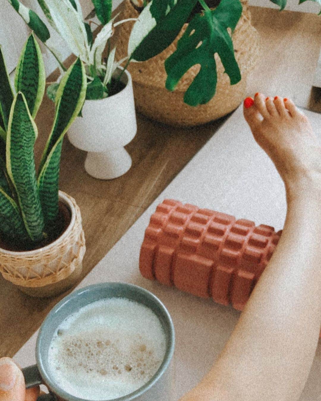 岩崎志保のインスタグラム：「🧘🏻‍♀️☕️🌿💕  #身体が喜ぶカラダ作り」