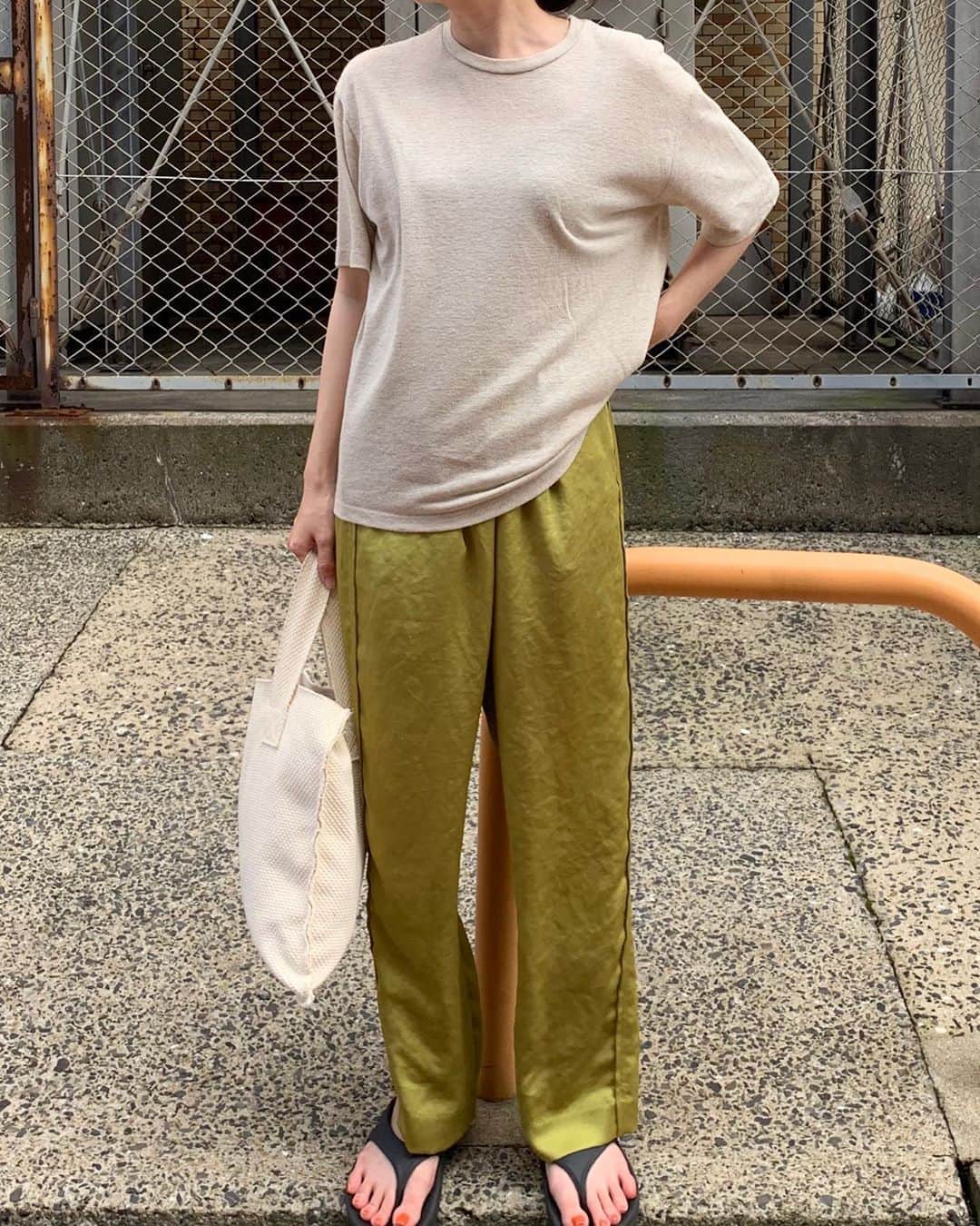 のインスタグラム：「﻿ 　﻿ さらっとシンプルなのもよいです🌿﻿ 蒸し暑くて楽な格好になりがち﻿ ﻿ ﻿ ﻿ #ファッション#コーデ#コーディネート#fashion #coordinate #code #オシャレ #ootd #outfit #wear」