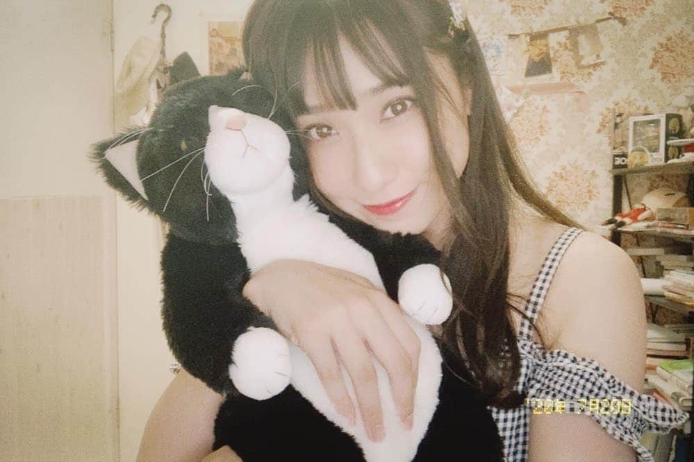 小見川千明さんのインスタグラム写真 - (小見川千明Instagram)「念願の猫さんのぬいぐるみをお迎えしましたฅ(*°ω°*ฅ)*✧*｡ . . すっごく すっごく迷った結果 黒と白の猫さんにしました。 . . この猫さん自体にとても凝った設定があるのですが、ご興味がある方は甚五郎で調べてみてください。笑 . . . . . .. #写真 #photo  #filmcamera #natural  #smile  #filmphotography #film #フィルムカメラ #anime #game #manga #comic #model #被写体 #voiceactor #voiceactress #配音演员 #声優 #Japan #kawaii #kawaiigirl #model #被写体 #小見川千明  #小千姬 #甚五郎」7月21日 19時53分 - chiaki_omigawa