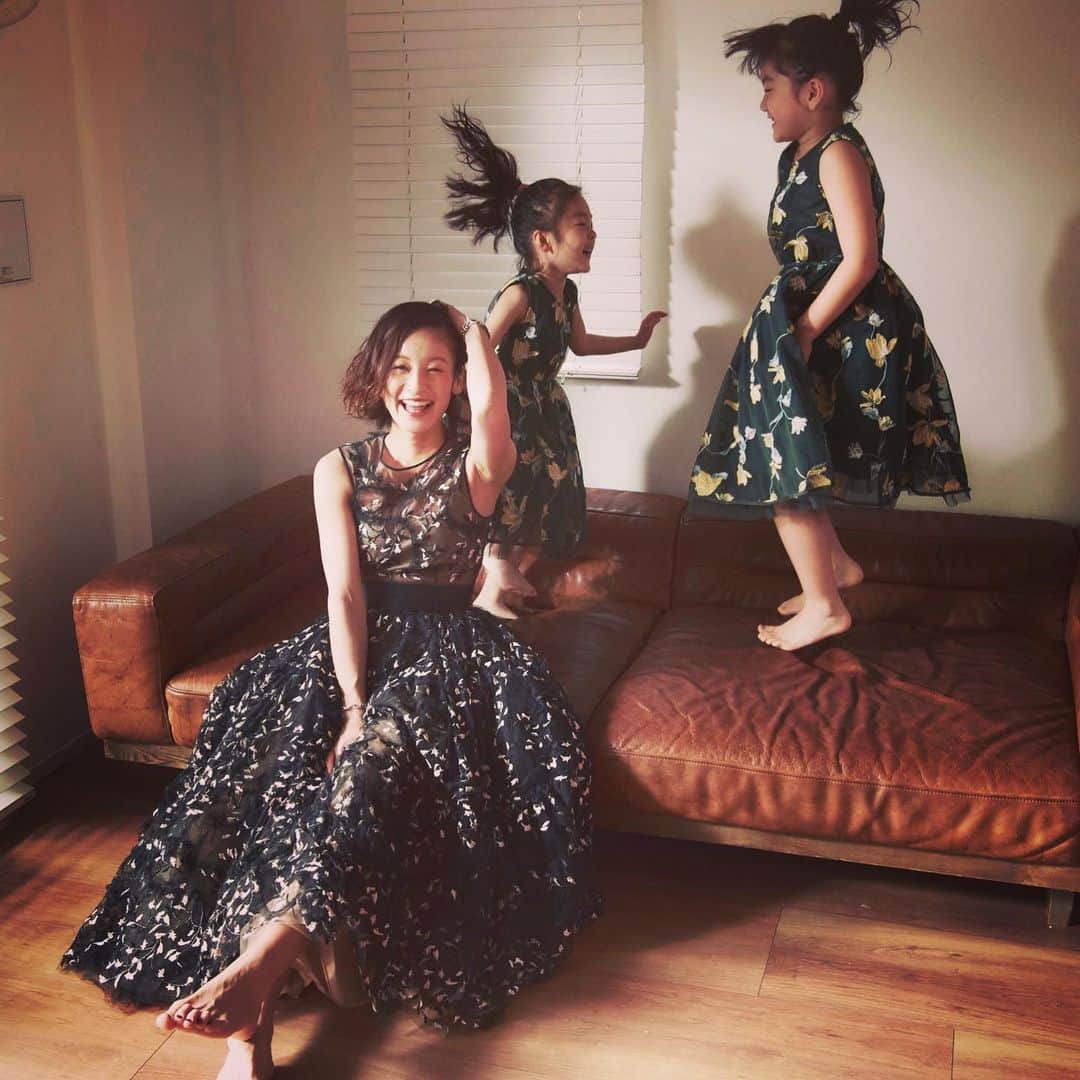西山茉希さんのインスタグラム写真 - (西山茉希Instagram)「@sesame_kids_fashion_magazine   #8月6日発売 #2020の春を終える #リアルライフ  大事なのはどこにいるかではなくて 誰と何を感じるか。  そんな気がする西山です。  #母として #人として #親子として  欲張りな性格は、 欲張りを貫き、 どの景色も愛して進みます。  そんな想いです。  #ドレス着たらハピネス #日常のモノサシ伸ばして明日へ  発売前に取り上げて頂いた記事はストーリーにリンクを貼り付けました。  感謝です。 押忍。」7月21日 19時54分 - maki.nshiyama50