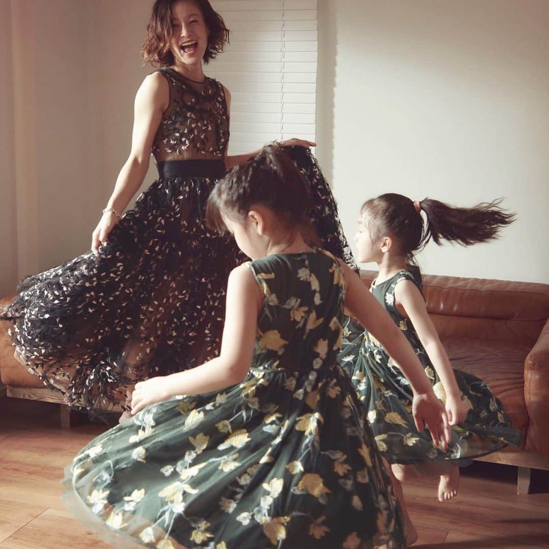 西山茉希さんのインスタグラム写真 - (西山茉希Instagram)「@sesame_kids_fashion_magazine   #8月6日発売 #2020の春を終える #リアルライフ  大事なのはどこにいるかではなくて 誰と何を感じるか。  そんな気がする西山です。  #母として #人として #親子として  欲張りな性格は、 欲張りを貫き、 どの景色も愛して進みます。  そんな想いです。  #ドレス着たらハピネス #日常のモノサシ伸ばして明日へ  発売前に取り上げて頂いた記事はストーリーにリンクを貼り付けました。  感謝です。 押忍。」7月21日 19時54分 - maki.nshiyama50