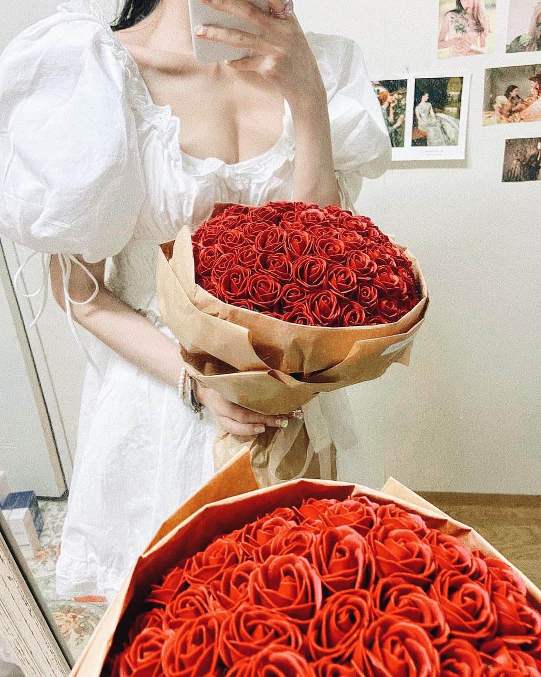 ナ・ヒョンソンのインスタグラム：「🥀🕊🍎  𝓜𝓪𝓻𝓴𝓮𝓽 𝓭 𝓭𝓪𝔂-1 이번 마켓 마지막 제품 ♡  🤍🦢 엔젤 홈웨어 🦢🤍   마켓 오픈전 살짝맛뵈기로 보여드려요 !  진짜 이번 품목중에 제가 제~일 애정하는 제품으로 빅퍼프가 한몫하는 제품이에요 ♡  특히나 여름~초가을까지 손많이 가실거에요  요번 시즌이 퍼프가 유행이잖아요 (?)  소매를 리본끈으로 쪼맸다 풀을수있어서  빵빵하게 & 느슨하게 자기 스타일대로  입을 수 있는 점이 너무 좋았어요 ♡  ⚜️그리고 속옷없이 입을 수 있어서  정말정말 편하고 좋더라구요 !  안감이 얇지않아서 가슴부분쪽 비침  하나도 없어요 ｡•́‿•̀｡ !!   휴가때 속옷착용없이 입고 돌아다녔는데  꼭 안입은것만같은 느낌이 ,,✨✨ 헣   ⚜️또한 굳이 잠옷으로만 입고싶지않다 !!  하시는분들 생활에서도 입고다니셔도되요 ♡ 밖에서 찍은 사진들도 촬영했으니 얼른  보여드릴게요오 ♡  ⚜️소재가 살짝 광택도는 실크소재  첨가되어서 보자마자 이거다 했던제품이에요 ♡ A라인으로 퍼져서 다리도 더얇아보이고  가슴부분에 레이스가 달려있어서  속옷없이착용해도 작은느낌이 안들더라구요 !   ⚜️허리도 밴딩이라 구애받지않으실거에요   ⚜️사이즈는 44-66사이즈 입으시는분들  다입으실수있도록 준비해놨어요 ✨  지인들도 휴가때 꼭입고싶다고 마켓 도대체 언제여냐고 닥달했던 옷,,, 🥺」