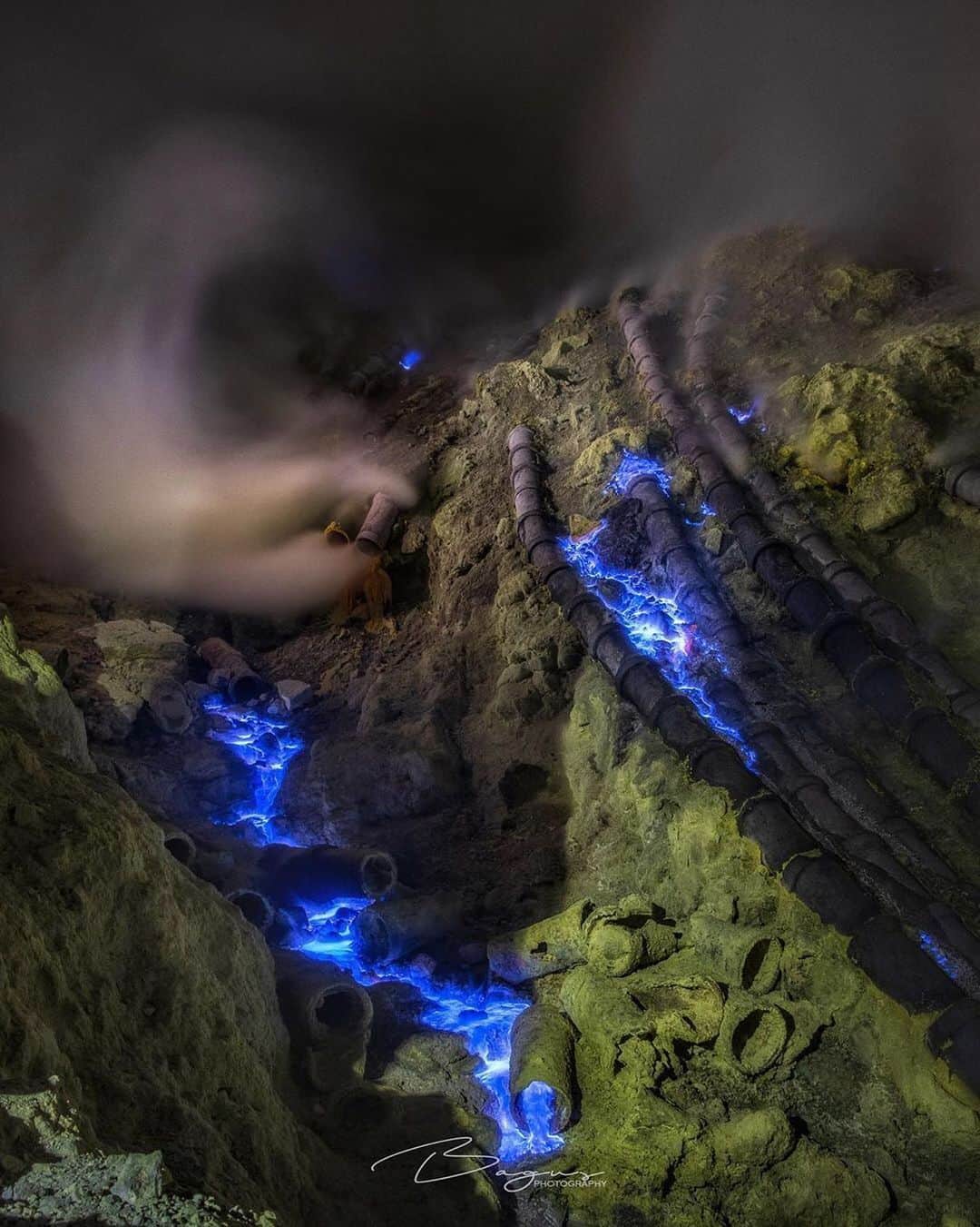 FUJIFILM INDONESIAさんのインスタグラム写真 - (FUJIFILM INDONESIAInstagram)「Fenomena blue fire diabadikan oleh @bagusmarthayoga dengan kamera Fujifilm X-T20. Bagi penikmat fotografi, fenomena blue fire di Banyuwangi ini adalah satu-satunya di Indonesia, sempatkan untuk menyambangi dan melihat megahnya api biru di malam hari.  Captured by @bagusmarthayoga using Fujifilm X-T20 Lens Fujinon XF 18-55mm F2.8-4 R LM OIS  #XT20_id #GoFUJIFILM #fujifilm_id」7月21日 19時55分 - fujifilm_id
