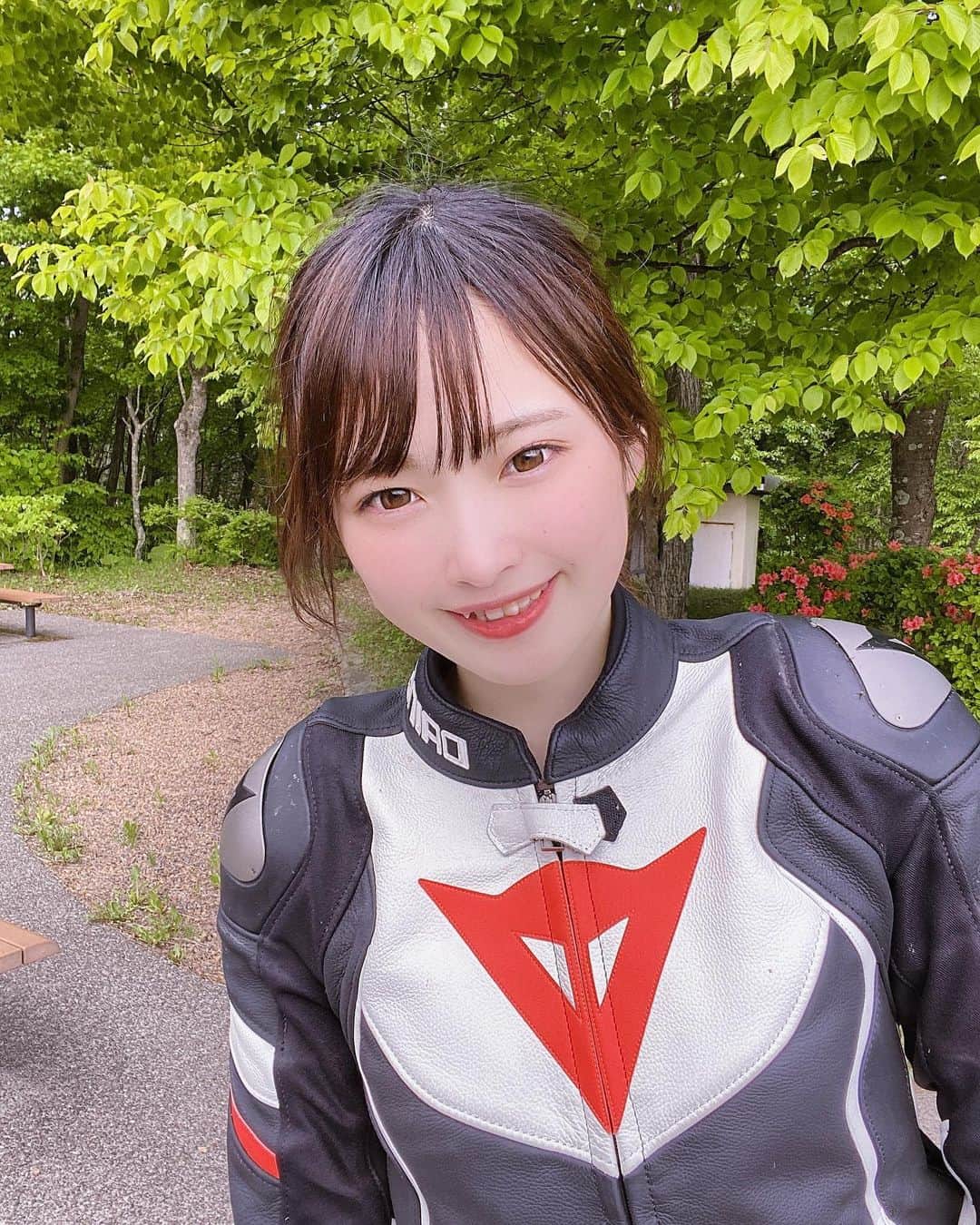 のインスタグラム：「・ ・ ・ ちょっと前の写真📷 お気に入りのダイネーゼのライダーズジャケットヽ(*^^*)ノ♥️ ・ ・ ・ #バイク #バイク女子 #bike #バイクのある生活  #バイクのある風景  #バイクが好きだ  #バイク好きな人と繋がりたい  #バイクウェア #kawasaki #ninja400 #zx14r #ダイネーゼ #dainese」