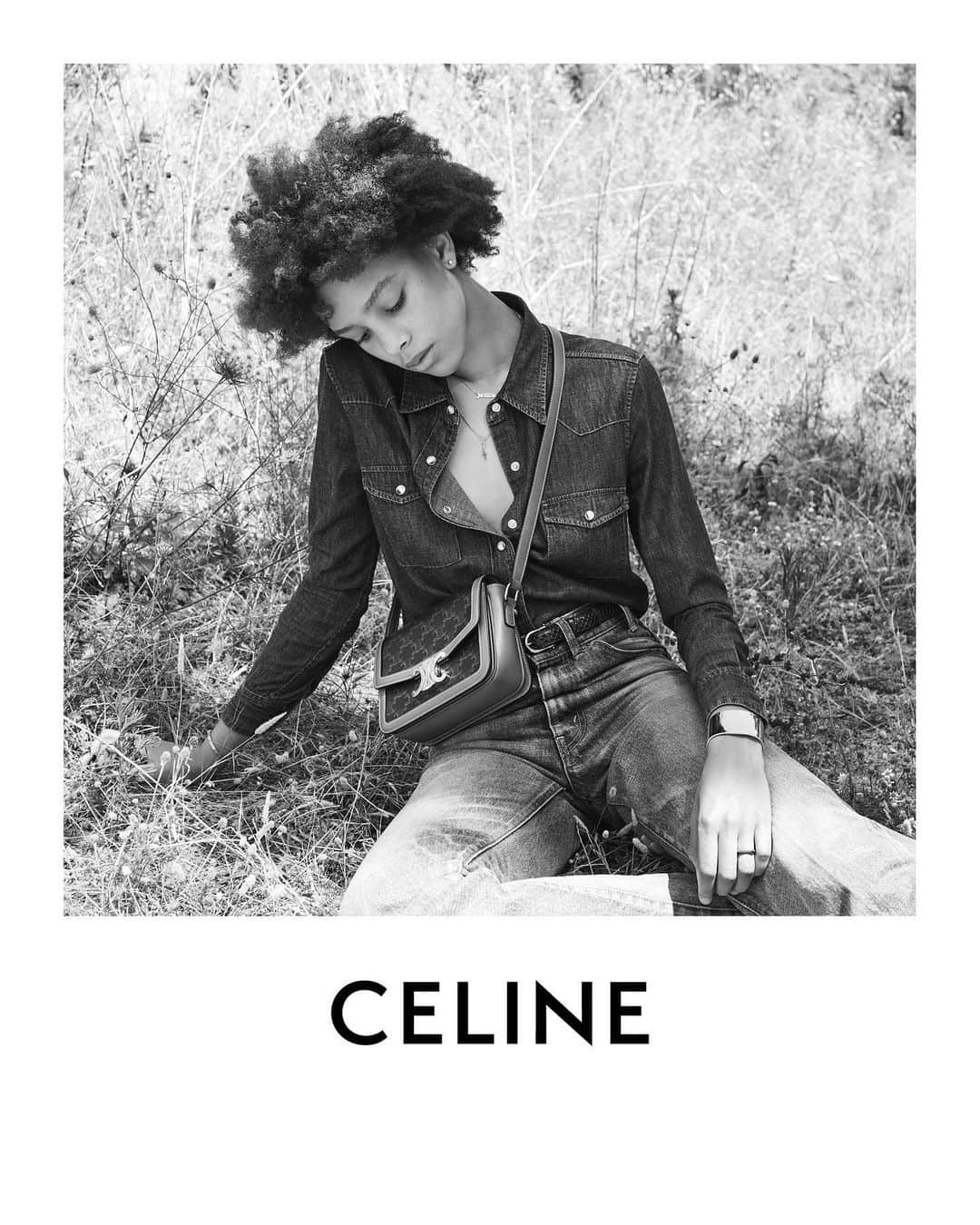 Celineさんのインスタグラム写真 - (CelineInstagram)「CELINE PLEIN SOLEIL CELINE TEEN TRIOMPHE BAG IN TRIOMPHE CANVAS  AVAILABLE IN STORE AND AT CELINE.COM  ESSOYE PHOTOGRAPHED BY @HEDISLIMANE IN SAINT TROPEZ IN JUNE 2020  #CELINEBYHEDISLIMANE」7月21日 19時55分 - celine