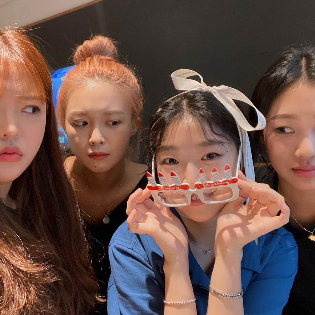 キム・ダヘのインスタグラム：「유감 생일축하해 먼저가서 미안하고 같이 샐러드먹어줘서 고마오 👩‍👩‍👧‍👧💐」