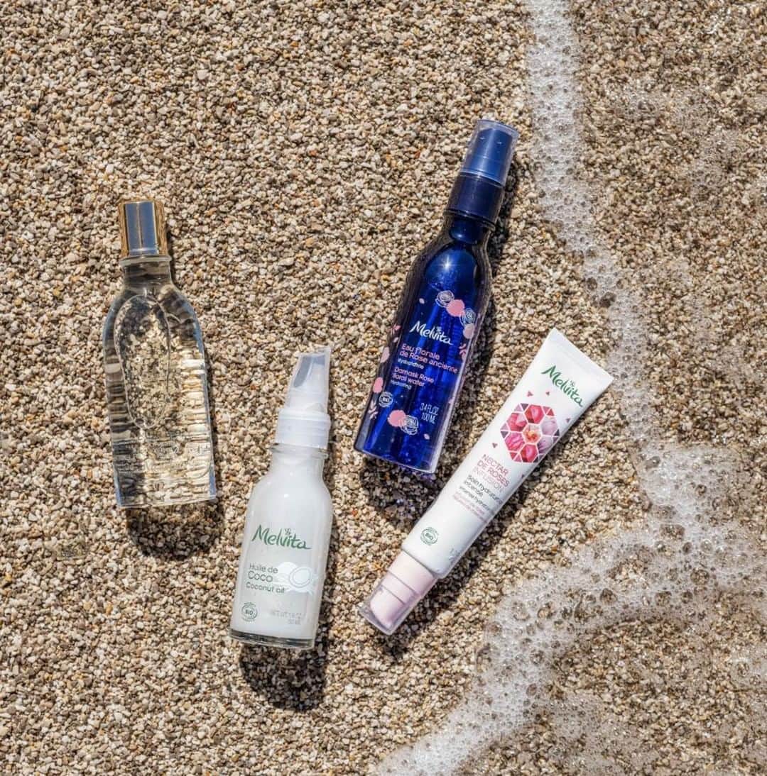 Melvita Officialのインスタグラム：「Que l’on soit en France ou ailleurs, on a comme une grande envie de se prélasser au bord de l’eau et de se perdre sur une immense plage déserte...Sans oublier évidemment son huile sèche ou sa crème préférée dans un coin de son sac ! ☀  Et vous, quels sont vos indispensables pour la plage? 🌊  #Melvita #fraicheur #huilesèche #lorbio #nectarderoses #huiledecoco #eauflorale #bienêtre #nature #bio #greensummer #madeinfrance #cleanbeauty #holidays」