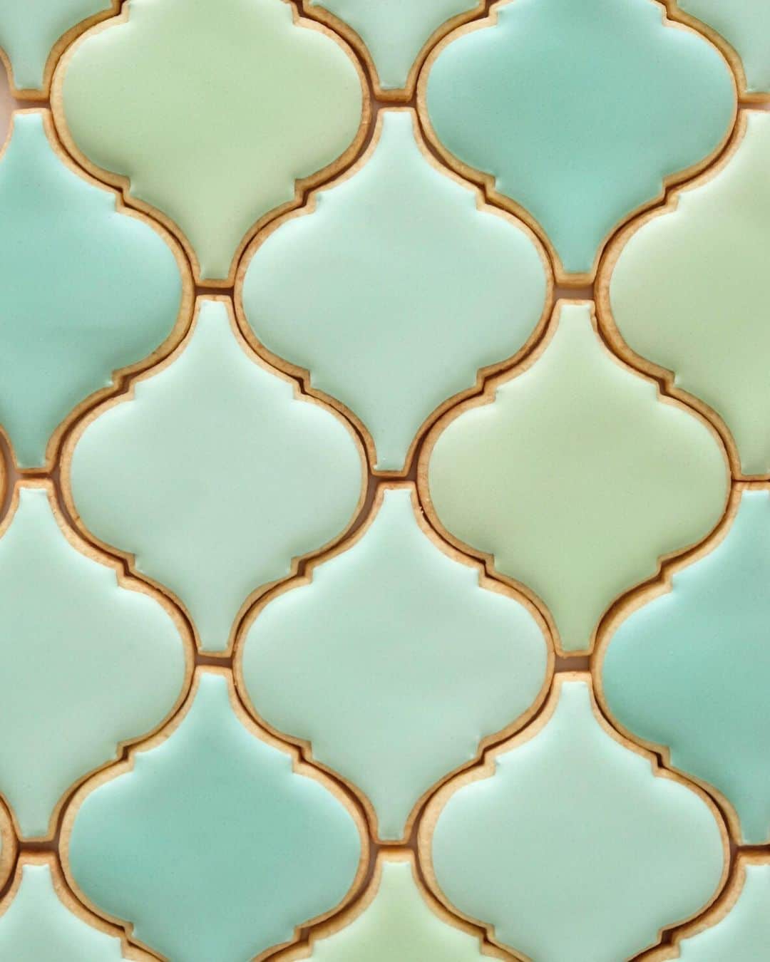 KUNIKAさんのインスタグラム写真 - (KUNIKAInstagram)「Arabesque mosaic tile cookies ⛲️﻿ ﻿ 模様描く前のしっとり感もかわいいなと思ってパシャリ。﻿ どんな模様描こうかな🌛﻿ ﻿ #artofkunika」7月21日 20時00分 - _kunika_