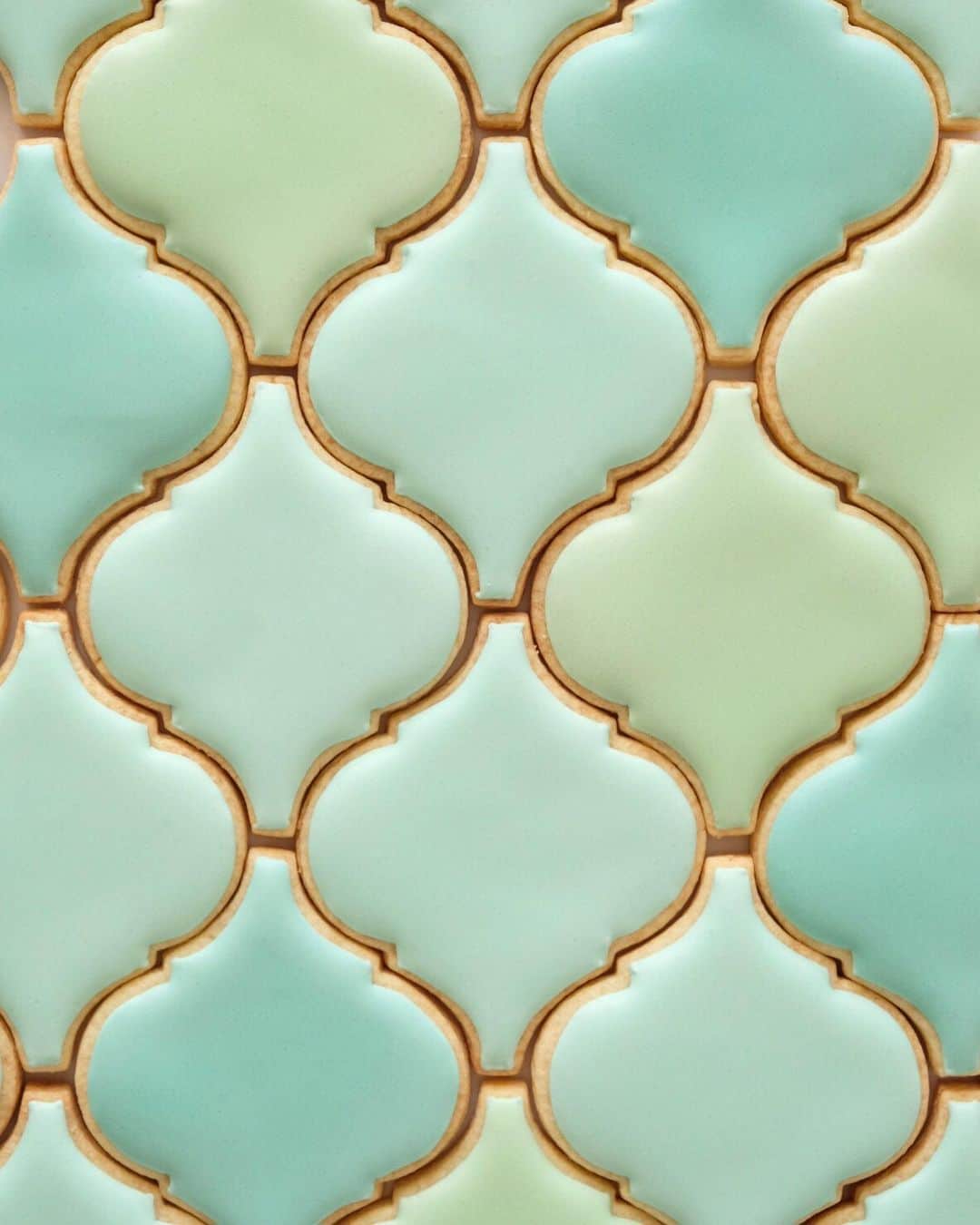 KUNIKAのインスタグラム：「Arabesque mosaic tile cookies ⛲️﻿ ﻿ 模様描く前のしっとり感もかわいいなと思ってパシャリ。﻿ どんな模様描こうかな🌛﻿ ﻿ #artofkunika」