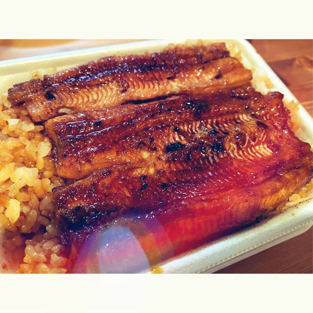 寺崎裕香のインスタグラム：「美味しいもの食べて。 元気になろう。  食べる事は生きること 美味しいって幸せだね。  #土用の丑の日  #うな重  #takeout」