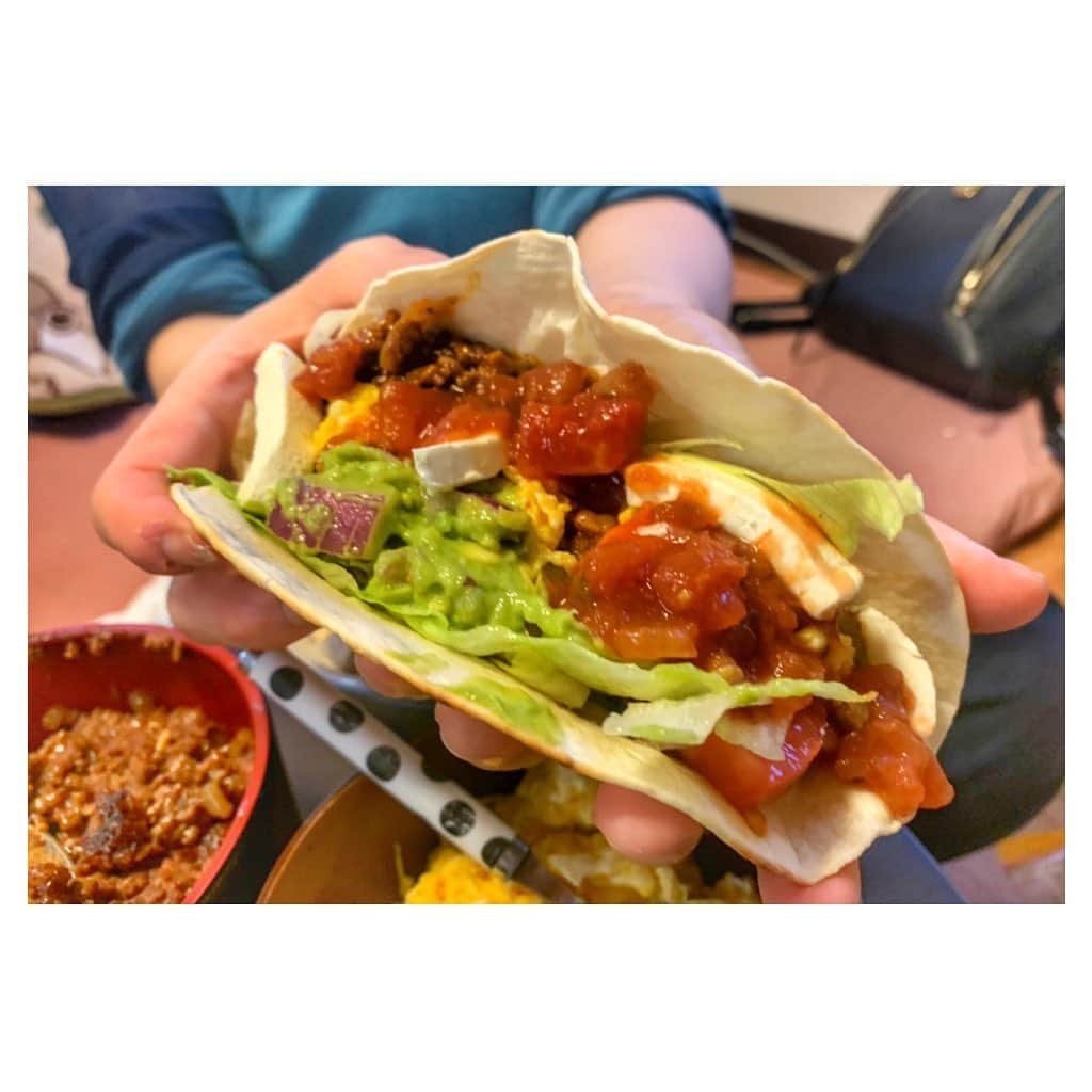 宇田恵菜さんのインスタグラム写真 - (宇田恵菜Instagram)「No1 Tacos party.x 私の大好きな食べ物No1タコス。 あーもうずっと食べときたい。 宇田恵菜は、タコスティシャンなので最高に美味しいタコス作ります。  ------------------------------- #なんのポーズ　  #casting  #actress #shortfilm #キャスティング #役者  #filmingcrew #filming #撮影中 #撮影クルー #leadactress #女優 #actresslife #スチール撮影 #黒髪 #blackhair  #quarantine #自粛　#おうち時間　#愛媛出身 #タコス　#mexicanfood #恵菜ご飯　#かぶりつき」7月21日 20時01分 - ena2727