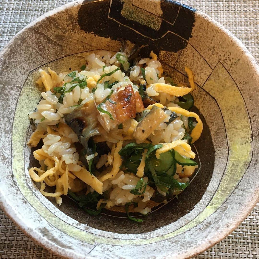 小橋めぐみのインスタグラム：「土用丑の日の今夜は、鰻の混ぜご飯に。 鰻、きゅうりもみ、大葉、錦糸卵で、さっぱり。夏バテ防止。 次回の土曜丑の日は、8月2日らしい。 すぐですね… 何作ろうかなぁ」