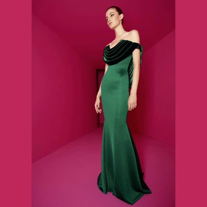 アレクシマビーユのインスタグラム：「When the drawing come true @alexismabille #emerald #jersey #eveninggown #draped #drapery #drape #green #greenpower #alexismabille #alexismabillehautecouture #inmotion by @julietrannoy #pinkdecor #graphiclines #bodyconscious #elegance #louiselefebure」