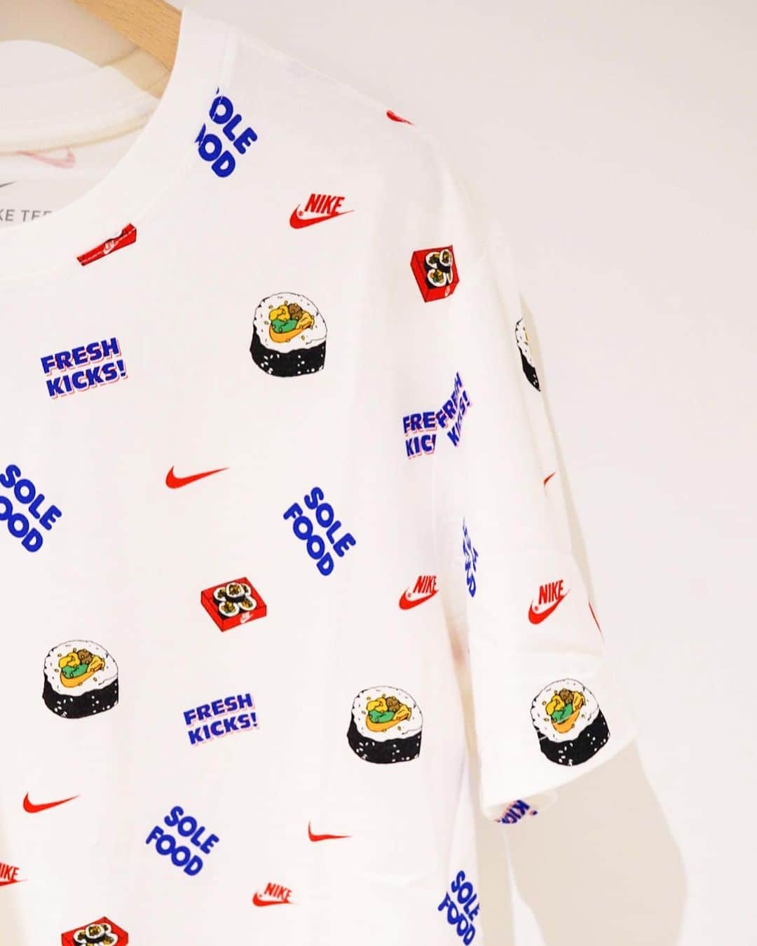styles_roppongiのインスタグラム：「@nike  M NSW SS TEE FOOD AOP 1 DC9183-100（ハンバーガー）  M NSW SS TEE FOOD AOP 2 DC9184-100 （肉まん）  M NSW SS TEE FOOD AOP 3 DC9185-100（キンパ）  M NSW SS TEE FOOD AOP 4 DC9186-100（お寿司）  商品に関するお問い合わせはInstagramのDM又はお電話にてお気軽にお問い合わせください。  ㅤㅤㅤㅤㅤㅤㅤㅤㅤㅤㅤㅤㅤㅤㅤㅤㅤㅤㅤ  #styles #styles_tokyo  #nike」