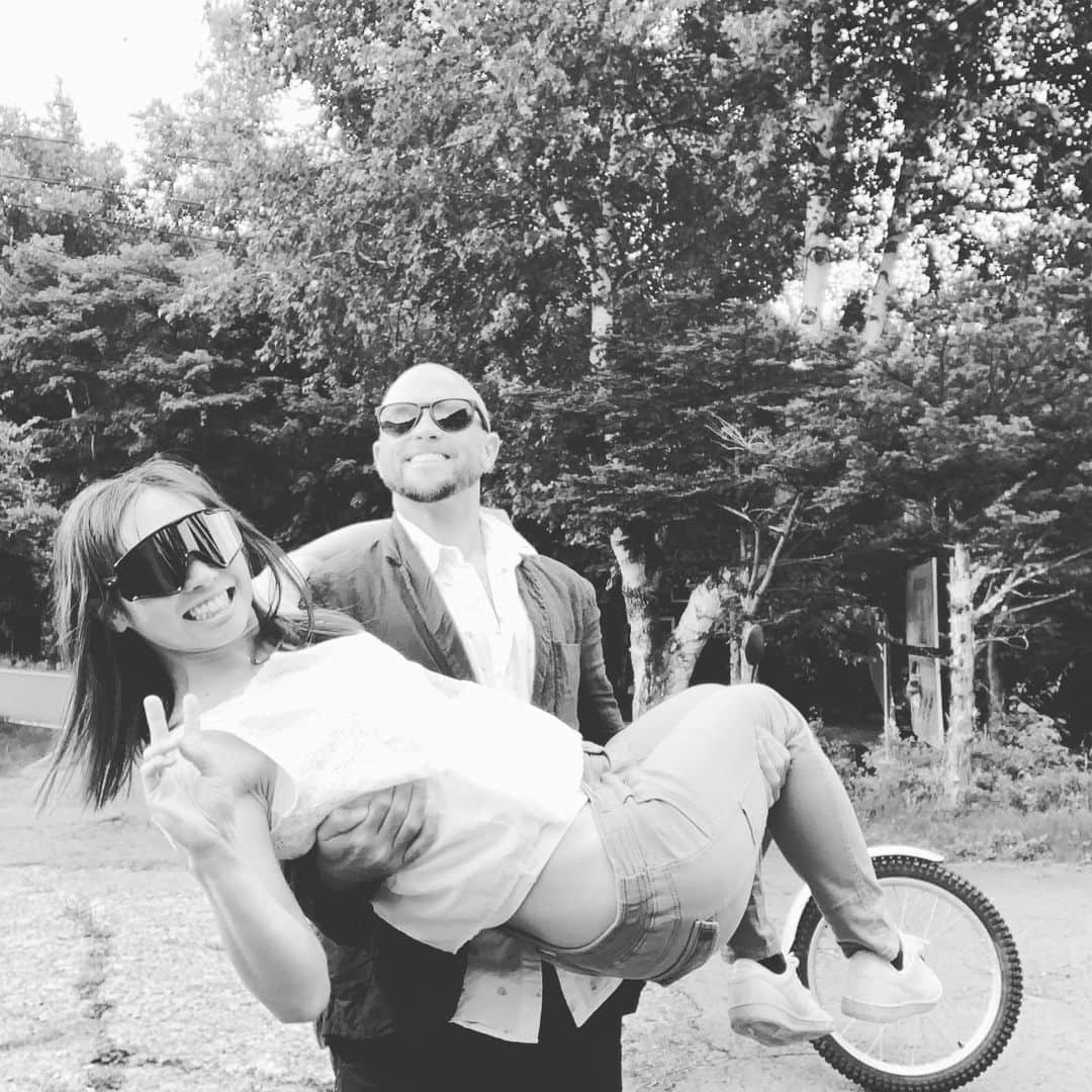 藤森由香のインスタグラム：「#踊るさんま御殿 放送を観てくださってありがとうございました🌹 一年ほど前の令和1年7月２４日に入籍致しました。写真は、日本で入籍した時の。書類に書いて終わりだなんて寂しいなーって事で写真だけでもという事で撮ったもの。今はまだ入国制限もあり会えない状態が続いていますが、共に生活ができるようになったら二人で力を合わせて、楽しく、笑いの耐えない家庭を作っていくぞー！その前に英語の習得からか。😅  皆様からは多くのご配慮を頂戴し、心より感謝致します。これからも変わらずお付き合いいただけるように、どうぞよろしくお願い致します🙇🏻‍♀️」