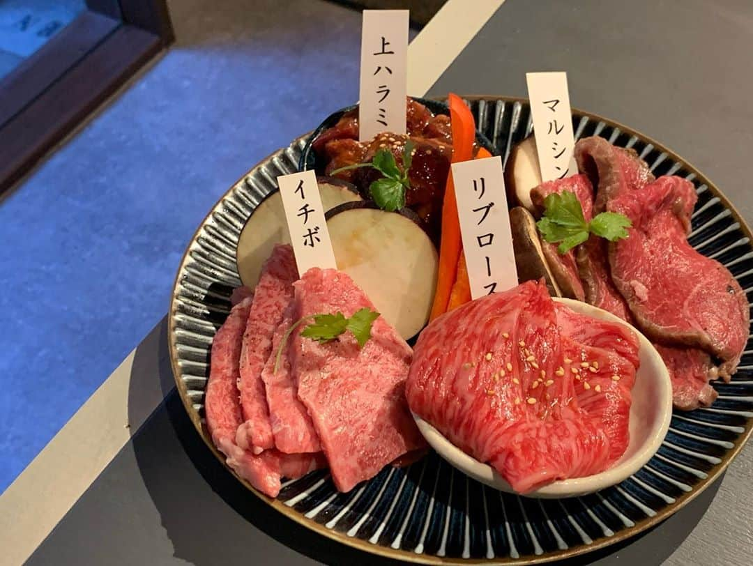 瀬名ひなのさんのインスタグラム写真 - (瀬名ひなのInstagram)「とーーってもおしゃれで美味しい﻿ 焼肉屋さんに行ってきました〜☺️🍖﻿ ﻿ ﻿ 焼肉屋さん=黒基調で暗いイメージだったけど﻿ めちゃくちゃ明るくて映えな空間だった◎﻿ ﻿ 開放感がすごいし、とにかく綺麗！！﻿ ﻿ テーブルおしゃれですね〜！って言ったら﻿ コロナでお店閉めてる間にスタッフさんがDIYしたらしい😂﻿ ふつーーにすごすぎる！笑笑﻿ ﻿ 店員さんめちゃかわだしフレンドリーだし話しかけてくれるし丁寧だし﻿ さすが関西という感じ！！﻿ ﻿ 接客が！ほんと！！スバラシイ！！！﻿ ﻿ おすすめはネギタンとイチボ！﻿ ネギタンは動画載せたけど、餃子みたいにネギを包んで食べる😋﻿ 生でも食べれるらしくて、すっごく新鮮だった！﻿ ﻿ イチボは店員のお姉さんおすすめで、﻿ 口に入れたら秒でとろけたうますぎた🤤﻿ ﻿ 締めのブリュレも神でした👌﻿ ﻿ めちゃくちゃお腹いっぱいむりいいいい﻿ ってなるくらい満足考えられるコースでした◎﻿ ﻿ ずーーっと満席だったのに長居しちゃってごめんなさい😂🙏笑笑﻿ 行く人はインスタとか電話で予約してから行くのがおすすめ👏﻿ ﻿ ﻿ ﻿ ﻿ 京都焼肉 en・en @kyotoenen﻿ 京都牛満喫コース¥6000﻿ ﻿ 3/1 NEW OPEN!﻿ ﻿ ﻿ ﻿ #京都焼肉 #肉活 #肉好き女子 #京都ディナー﻿ #焼肉大好き #京都グルメ #肉寿司 #インスタ映え﻿」7月21日 20時14分 - hinan0n