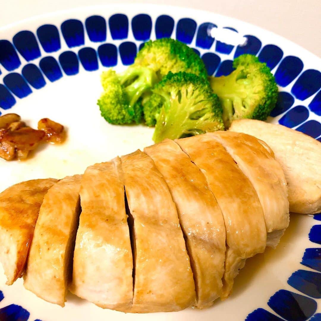 のインスタグラム：「今日は、筋肉鍛えてる人並のおうちご飯🍽🥦いや、全然鍛えてません😂ちょっと最近食べ過ぎてるから今日はアスリートご飯風〜にしてみた🤫笑 でも鍛えてる人にはおすすめだよ〜胸肉蒸し焼き🍳 久しぶりにストイックに筋トレはじめようかなー☺︎  #最近実は　#少し太りました　#そろそろ筋トレ　#はじめるかな　#胸肉　#ブロッコリー　#タンパク質　#ビタミン　#筋トレ　#鶏肉レシピ  #おうちごはん　#アスリート飯」