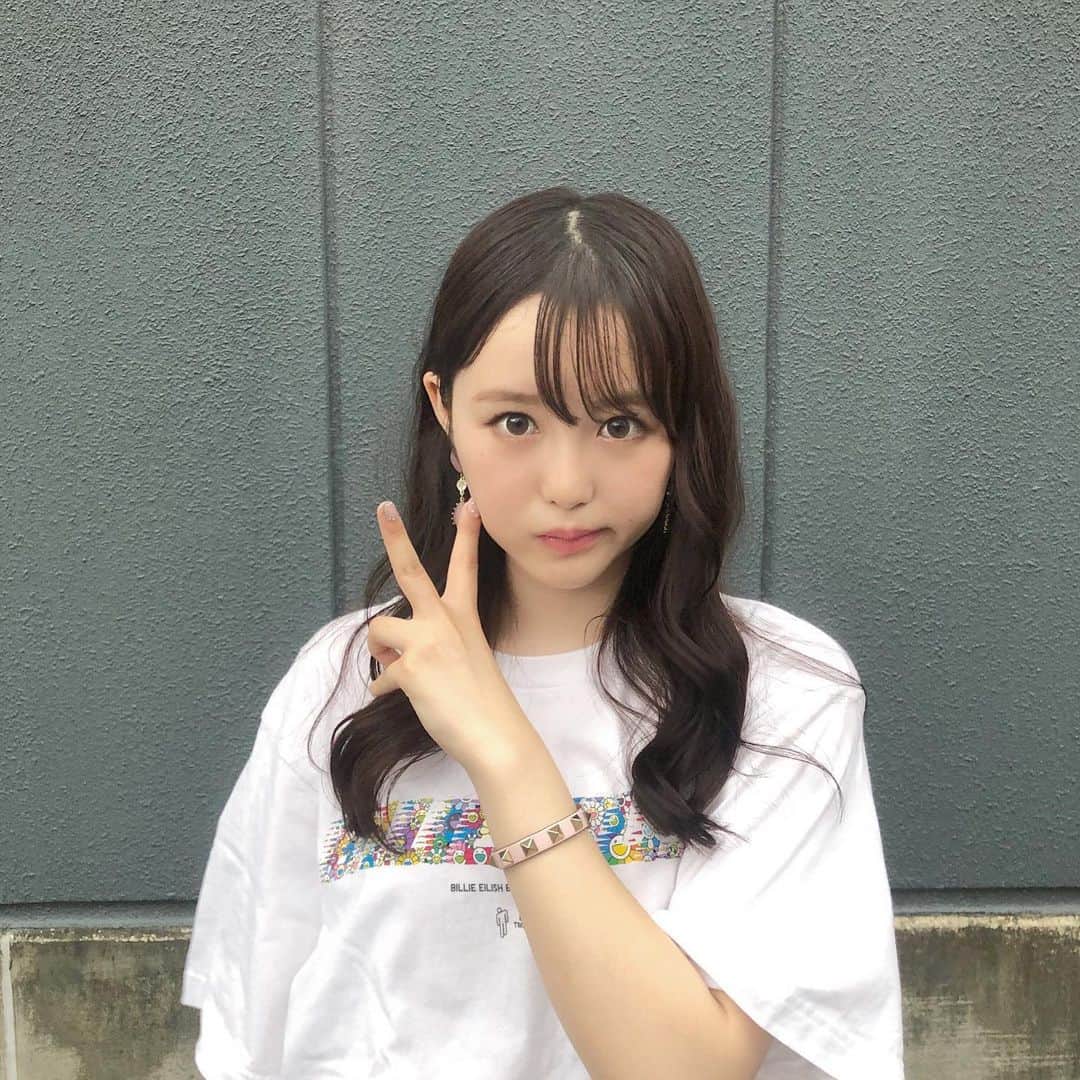 伊藤小春のインスタグラム：「・﻿ 3時間前の私です、悪そうな顔👿✌️﻿ ﻿ ﻿ 1時間前には誕生日ケーキを食べましたー！﻿ パパおめでとーー！！♡」