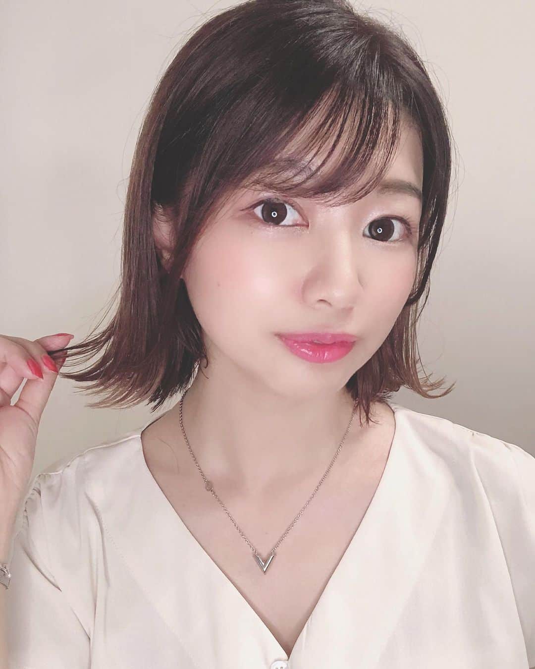 野田あず沙のインスタグラム：「image change💇🏻‍♀️✨﻿ ﻿ ﻿ つ、ついに切ったったー🌟﻿ ﻿ ﻿ 🔜スワイプしてみてね💓﻿ ﻿ 結婚するまで伸ばすぞー‼️﻿ 結婚式まで伸ばすぞー‼️‼️﻿ ﻿ って思ってたらコロナで結婚式延期になったからもう切りました笑﻿ ﻿ ﻿ 前回のハイトーンカラーは最後までロングヘアを楽しむためでした🥰﻿ ﻿ いつも私のわがままを可愛いで仕上げてくれる河村さん﻿ @jewil_ryoya  本当にありがとうございます😊﻿ ﻿ ﻿ コロナ対策バッチリなサロンさんでの自粛疲れの気分転換、オススメです🎵﻿ ﻿ ﻿ ﻿ ﻿ ﻿ #ヘアカラー #夏ヘア #2020年夏ヘア #haircolor #haircut #渋谷 #jewil  #イメチェン #バチェラー #バチェロレッテ #ボブヘア #ボブ #サロン #渋谷サロン」