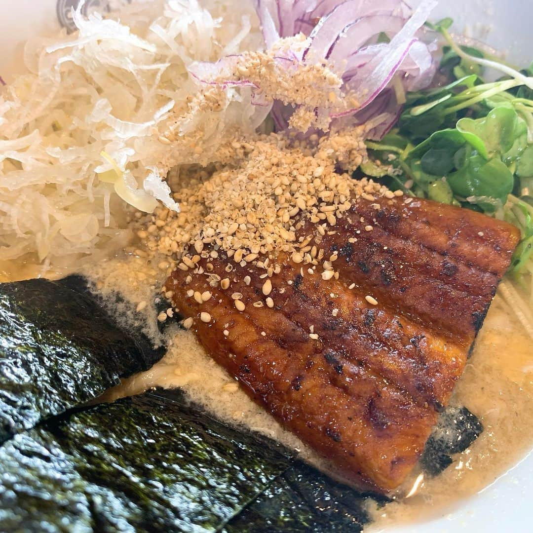 森千早都のインスタグラム：「大好きな徳島のラーメン屋さん 【堂の浦】さんのお取り寄せ♡  うなぎラーメン うなぎご飯  大きいうなぎがラーメンとご飯用に2匹分はいってた！すごい！ おいしい！ おうちでこんな美味しくて贅沢なラーメンが食べれるのすごい！☺️   #ラーメン  #堂の浦  #お取り寄せグルメ  #お家ラーメン  #土用の丑の日  #おいしい」