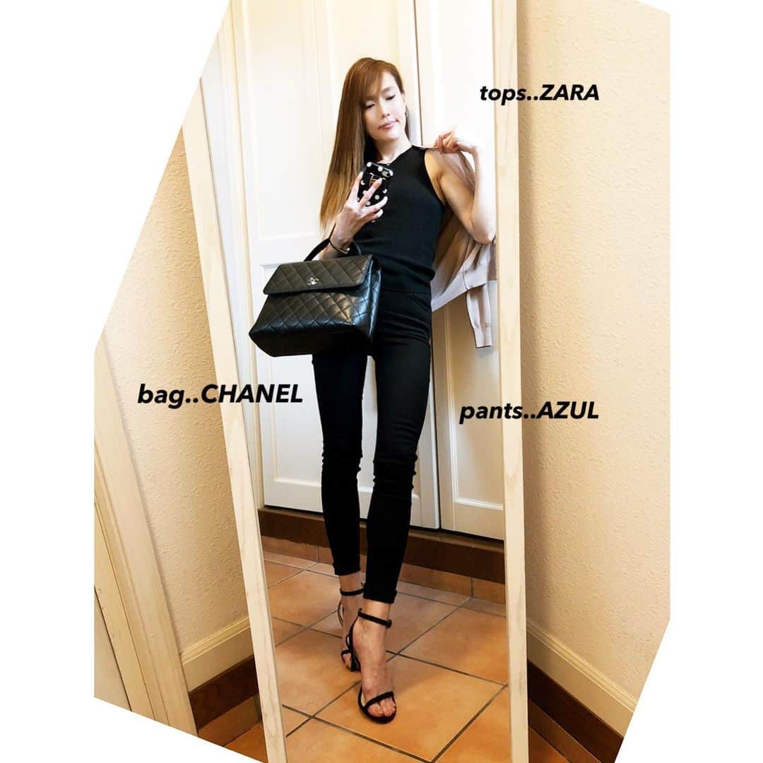 jessicaのインスタグラム：「#OUTFIT ＊ #トップス#ZARA #パンツ#AZUL#サイズXXS #バック#CHANEL #オールブラック　にベージュの差し色 ＊ ボトムのサイズがXXSのわたくし。 このアズールのパンツは サイズ展開が #XXS からあるのが嬉しい。 そして履いた時のラインも美しい。 ＊ #ワークアウト#働くmom ＊ Thanks always‼︎ jessica」