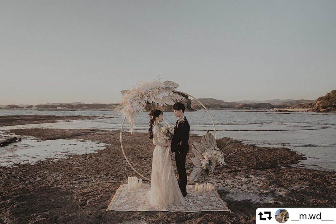 ARCH DAYS Weddingsさんのインスタグラム写真 - (ARCH DAYS WeddingsInstagram)「美しいロケーションがまるで海外のようなウェディングフォト🕊﻿ ﻿ アンニュイな雰囲気のオブジェとくすみカラーの装花、２人のボーホー×エレガントなコーディネートもとびきりおしゃれ。﻿ ﻿ @__m.wd___ さん、ご紹介させていただきありがとうございました☺️﻿ ﻿ ﻿ -----﻿ ﻿ ﻿ ARCH DAYSへウェディングフォトを掲載させていただける方を大募集！﻿ ﻿ ﻿ 当アカウントをフォロー＋ #archdays花嫁 をつけて投稿してくださった方へ、編集部より「リポスト・メディア掲載」のお声がけをさせていただきます。﻿ ﻿ ﻿ 挙式当日だけでなく、前撮りや後撮りなどフォトウェディングの投稿もOK！ぜひ沢山アップしてくださいね♩﻿ ﻿ ﻿ -----﻿ ﻿ ﻿ ▽ARCH DAYSトップページはこちらから☑️﻿ @archdays_weddings﻿ プロフィールのリンクから👰🏻﻿ ﻿ ▽バースデー・ベビーシャワーなどの情報を見るなら💁🎉﻿ @archdays﻿ ﻿ ﻿ -----﻿ ﻿ ﻿ ARCH DAYSに会員機能ができました💁‍♀️﻿ ﻿ 気になる記事や写真をクリップして、もっと便利に！自分だけのページを作れます📎﻿ ﻿ また、会員登録をしてマイページからパートナーを招待すれば、2人でイメージを共有可能に♩﻿ ﻿ ﻿ -----﻿ #archdays #archdays_wedding #アーチデイズ #アーチデイズウェディング #archdays花嫁 #ロケーションフォト #ロケーションフォトウェディング #ロケーションフォトウエディング #ロケーションフォト撮影 #ロケーションフォト前撮り #ロケーションフォト #ロケーション撮影 #ロケーション前撮り #ロケーションウェディング #ロケーション撮影前撮り #前撮り #前撮りポーズ #前撮りヘア #前撮りアイテム #前撮り写真 #前撮りドレス #前撮りレポ #前撮り小物 #前撮り撮影 #前撮りブーケ #後撮り #後撮りドレス #後撮りフォト #後撮り撮影」7月21日 20時17分 - archdays_weddings