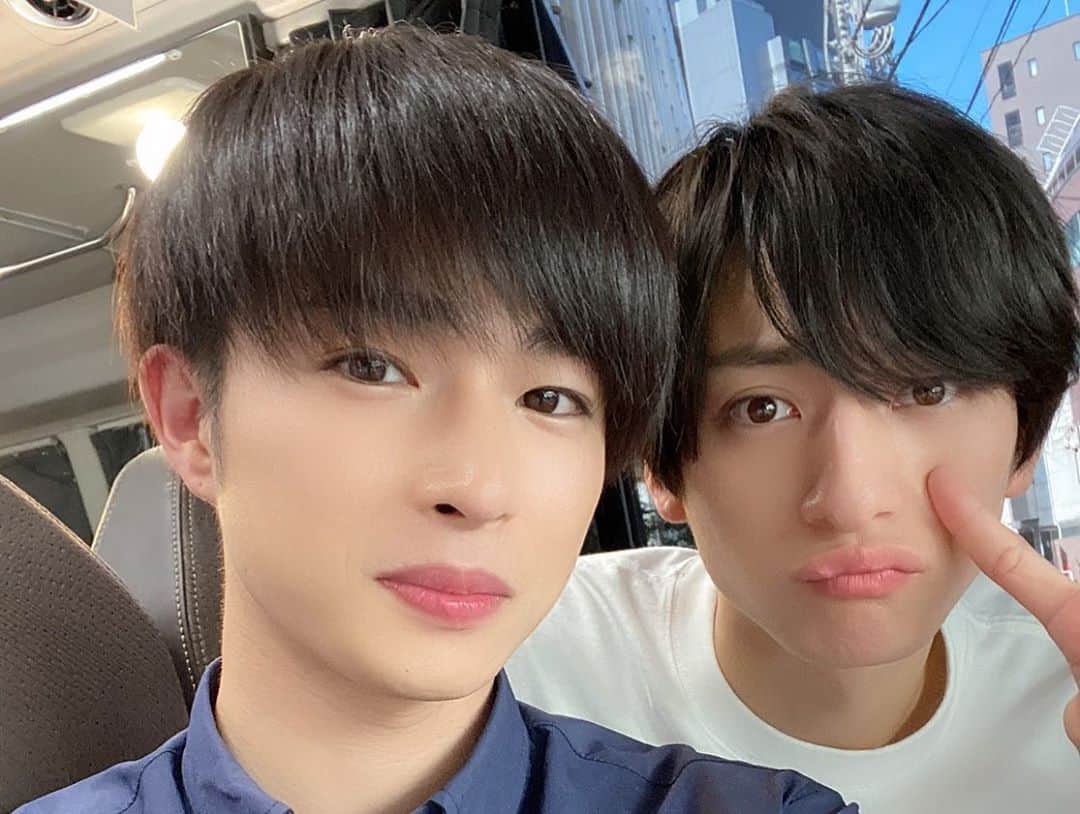 岡田翔大郎のインスタグラム：「. Ray9月号に載せていただいてます！！ 写真はりょうすけとの2ショット〜  #りょうたろう」