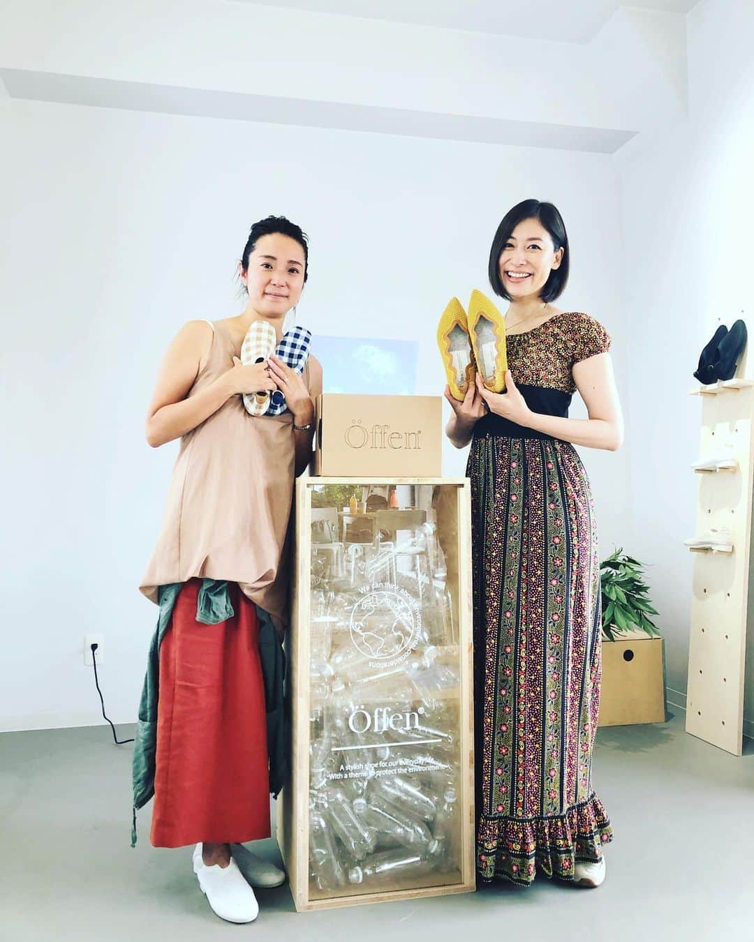 のインスタグラム：「2021春にデビューするエシカルな日本のシューズブランド「Offen（オッフェン）」。エシカルな靴のブランドがまだあまりないので大興奮の私。とっても履きやすくてフィットして思わずスキップしたくなる軽さ。デザインも色も可愛くて、オシャレさんにも文句なしのエシカルシューズです^_^製品はペットボトルを原料にした糸から作られたニットシューズで、中国の工場ではリサイクルされる工程がしっかり管理されており、靴の作り方も出来る限り生産者に負担がかからないようなデザインの仕組みを取り入れています。ストーリーを聴けば聴くほどファンになります。写真を共にしているのは、ブランドの創設者である瀬川さん。エシカル・コンシェルジュ講座を受講してくださっているという涙　感謝感激です。お披露目までもう少し時間がかかりますが、乞うご期待！！！Ethical shoe brand, Offen will start from 2021 Spring! #ethical #sustainable #sustainablefashion #ethicalfashion #ethicalshoes #offen #2021debut #オッフェン #エシカル #エシカルファッション #サステナブル #サステナブルファッション #来年春デビュー」