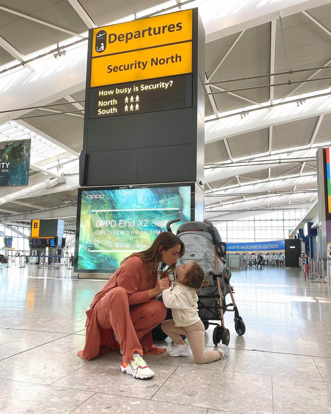 サム・フェアーズさんのインスタグラム写真 - (サム・フェアーズInstagram)「✈️☀️ and we’re off.. just the 4 of us 👨‍👩‍👧‍👦 excited to make some memories x lounge set @_saintavenue  Luggage @mysamsonite  Pushchair @mybabiieofficial #dreamiiebysamanthafaiers x」7月21日 20時26分 - samanthafaiers