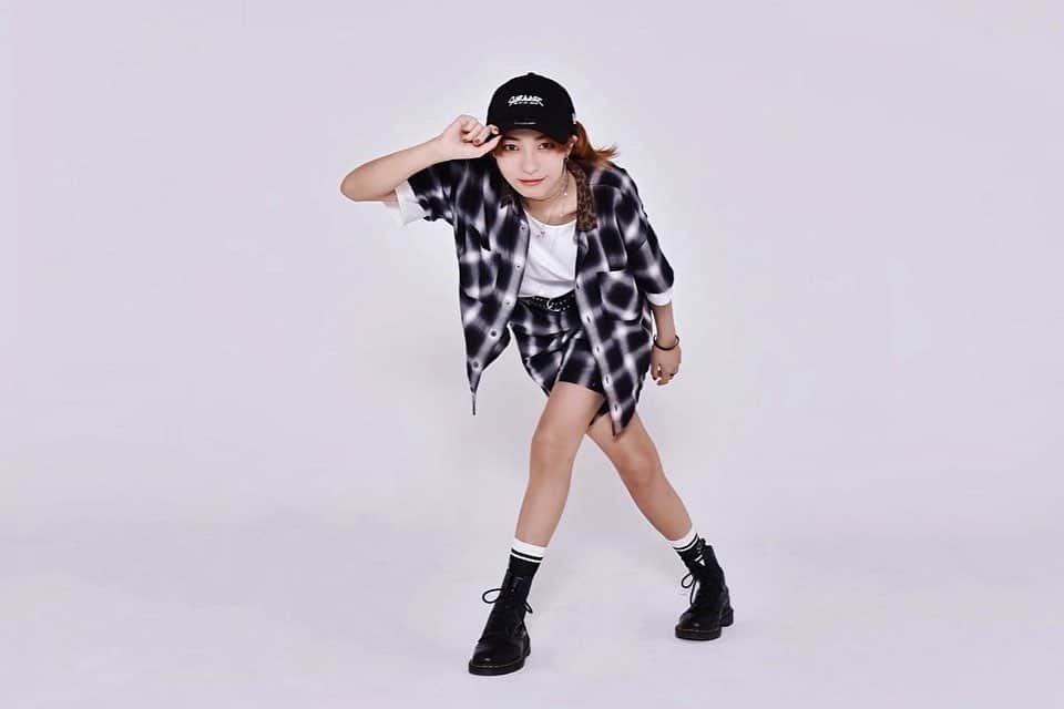 ジェニーのインスタグラム：「帽子作っちゃった〜♬♩  #デザインしたのー!!! #帽子欲しくてさ #気分で作っちゃったwww #刺繍にしてもらえたの!! #かわいくない!? #しかもコラボ取れました #最高じゃね？ #関係ないけど服は私服〜 #前に動画で紹介したやつ〜 #すき〜  #インスタ限定 #ビジュアル先行公開 #来週から販売しよーかなって #気分で作ってるから #そんなに数を用意してない #再販もやるつもりない #販売情報解禁になったら #Twitterでツイートするね👍 #お楽しみにw」