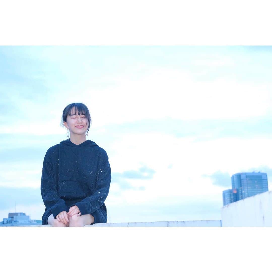 木村心美さんのインスタグラム写真 - (木村心美Instagram)「🤍💙.  📸by Kōki,  ・ On the roof 🌫 ・ 「明け方の若者たち」を読んだのですが本当に素敵でした。オススメです、是非。 ・ Eye shadow: Dior 5 couleurs couture #879 Rouge Trafalgar. This palette is going to be released in August!  アイシャドウ:Dior サンク クルール クチュール 879番のルージュ トラファルガー 8月発売のアイシャドウパレットです！ ・ 7枚目にパレットの色、お写真があります。 ・ 妹が撮ってくれるといつもふざけてしまいます。怒られます。 ・ @diormakeup」7月21日 20時27分 - cocomi_553_official