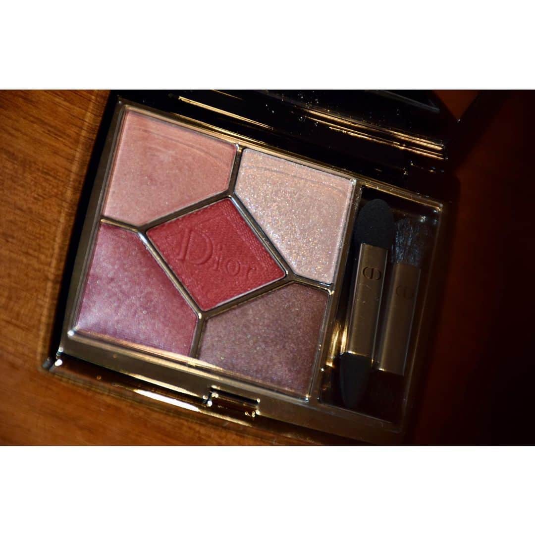 木村心美さんのインスタグラム写真 - (木村心美Instagram)「🤍💙.  📸by Kōki,  ・ On the roof 🌫 ・ 「明け方の若者たち」を読んだのですが本当に素敵でした。オススメです、是非。 ・ Eye shadow: Dior 5 couleurs couture #879 Rouge Trafalgar. This palette is going to be released in August!  アイシャドウ:Dior サンク クルール クチュール 879番のルージュ トラファルガー 8月発売のアイシャドウパレットです！ ・ 7枚目にパレットの色、お写真があります。 ・ 妹が撮ってくれるといつもふざけてしまいます。怒られます。 ・ @diormakeup」7月21日 20時27分 - cocomi_553_official