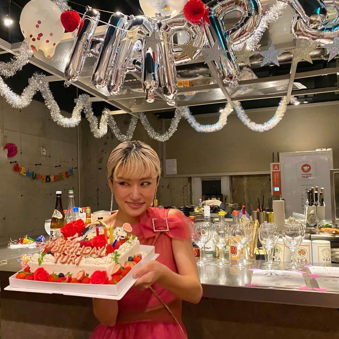 中川友里さんのインスタグラム写真 - (中川友里Instagram)「amazing‼️まさかのサプライズBD‼️🎊🍾㊗️🎉 ・ こんな時期なのにみんな徹底して衛生管理してくれて、 場所貸し切りにして、みんな企画から下準備やら当日大変だったやろなあ😭🥺‼️20代は自分で企画して自分の誕生日にゲスト招待してたけど、30代はおとなしくしてたら、こんな時期なのにみんな徹底気をつけて集まってくれてお誕生日お祝いしてくれた🥺‼️💕 @i_chanu_m_acuod くん @hal_hirata ちゃん. @ayasuke_0516 , @a.loco.n くん @konatsumaru_0518 👶、　@samanthamariko , @mariennu1202 . @tjmtmtk さん. @ryosuke_wachi さん、 @heytakuchan2 ちゃん、　@yoshino0826 . @joe_kojima くん、 @a.loveyourselffirst ちゃん、　@rihito_ttm 、 @alice346_ ちゃん、だいちゃんあいちゃん👩‍❤️‍👨カップル、大好きな彼とみんなで一緒に過ごせて、 サプライズいちから仕込んでくれて、本当に幸せものだと思いました🔔‼️😭❤️🌹みんな本当にありがとう😭💕らぶだよー #31th #birthday #birthdayparty」7月21日 20時27分 - darayunya