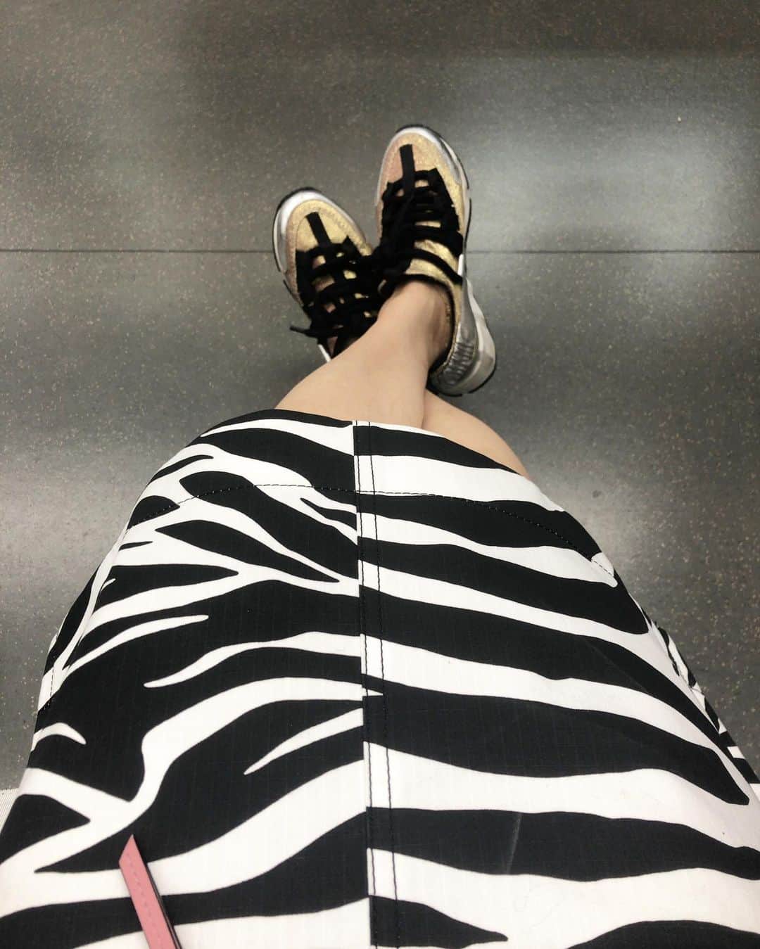 阿部洋子さんのインスタグラム写真 - (阿部洋子Instagram)「👟👞👢👡👠 #今日の靴  昨夜から ちょっとしたPCトラブルに見舞われてて。  締め切りが迫って 心中ピリピリヒリヒリしてた本日。  少しでも気分あげたくて、 新しいスカート着てみた。 買ったの忘れてた。←よくある👯‍♀️  着てみたら、 思ってた以上にスリット入ってて汗😅 太ももの3分の1くらいからはいってた！  で、PC問題。 きのう発生した分は ディレクターのアドバイスで 生放送前に解消!!!  しかーし、 おおもとのあとひとつが解消されず😭  でも手をつけるわけにはいかん！  今夜はきのう以上に佳境やー 早く書かなきゃだー😭😭😭  締め切りまであと14時間！ 24か！  #shoes #shoselover #shosestagram #shoseoftheday #sotd #ootd   心配LINEくれたお友だちのみなさん、 あーりーがーとー😭😭😭😭😭」7月21日 20時28分 - hirocoring