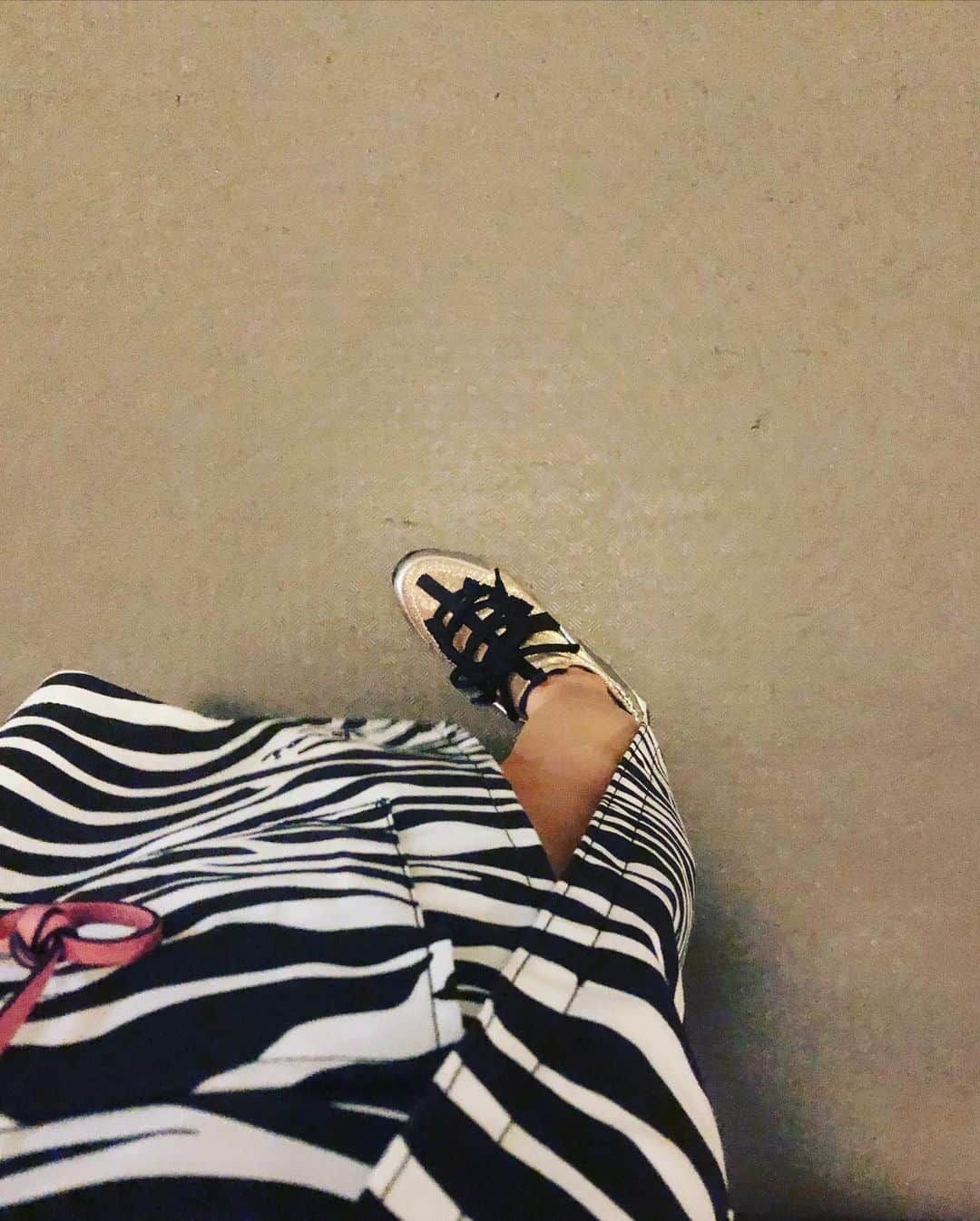 阿部洋子さんのインスタグラム写真 - (阿部洋子Instagram)「👟👞👢👡👠 #今日の靴  昨夜から ちょっとしたPCトラブルに見舞われてて。  締め切りが迫って 心中ピリピリヒリヒリしてた本日。  少しでも気分あげたくて、 新しいスカート着てみた。 買ったの忘れてた。←よくある👯‍♀️  着てみたら、 思ってた以上にスリット入ってて汗😅 太ももの3分の1くらいからはいってた！  で、PC問題。 きのう発生した分は ディレクターのアドバイスで 生放送前に解消!!!  しかーし、 おおもとのあとひとつが解消されず😭  でも手をつけるわけにはいかん！  今夜はきのう以上に佳境やー 早く書かなきゃだー😭😭😭  締め切りまであと14時間！ 24か！  #shoes #shoselover #shosestagram #shoseoftheday #sotd #ootd   心配LINEくれたお友だちのみなさん、 あーりーがーとー😭😭😭😭😭」7月21日 20時28分 - hirocoring