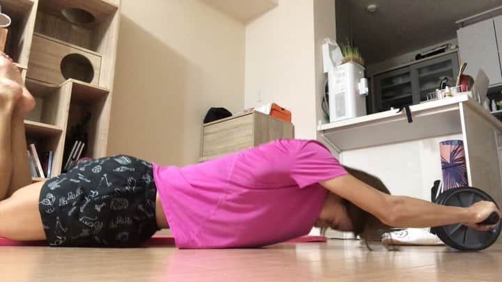 佐野千晃のインスタグラム：「筋トレした後だからかゴロゴロ15回がキツイイィィィイイイィイイ﻿ ﻿ 地味に連続もっと出来るんだよ←﻿ ﻿ YouTube見てね←﻿ ﻿ #run #running #marathon #フルマラソン #マラソン #マラソン女子 #人生自由自在 #走る女子 #ファッション #ウェア #楽しく走る #ランニング #ジョギング  #筋トレ」