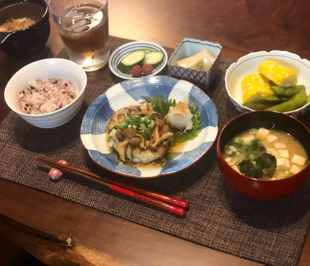 月央和沙さんのインスタグラム写真 - (月央和沙Instagram)「うちの晩ごはん👆🏻 . #豆腐の和風ハンバーグ #ごまどうふ #とうもろこし #枝豆 #お豆腐とわかめのお味噌汁 #ぬか漬け #納豆 #古代米ごはん #褒められると #調子にのるタイプです」7月21日 20時30分 - kazusa_tsukio