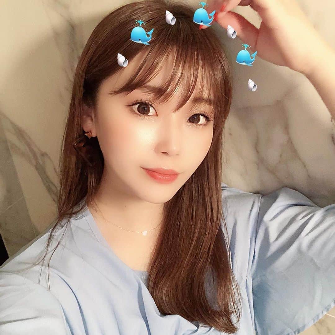 藤川沙弥のインスタグラム：「驚きの最新美容機器が仲間入り🤩﻿ 有名なシャワーヘッドのミラブルから﻿ 新発売された＂ミラブルケア＂🌿﻿ ﻿ いつもの化粧水をナノサイズの泡で﻿ 発生してくれる優れもの✔︎﻿ ﻿ 毛穴よりも小さいウルトラファインバブルが﻿ お肌奥の角質層まで浸透させてくれる🧏🏻‍♀️✨﻿ しかもめちゃくちゃ簡単なんです。﻿ 化粧水を入れてポンプするだけで﻿ すぐスプレーになるの🚿﻿ 優秀すぎませんか！😳🥺﻿ ﻿ とろみ系ではなく﻿ サラサラタイプの化粧水がおすすめ🧚🏻‍♂️﻿ ﻿ いつもお風呂上がりにすぐ﻿ ミストタイプの化粧水を顔に振ってるから﻿ めちゃくちゃ重宝する予感😍💕﻿ ミストだとパパっと振りやすいから﻿ デコルテも保湿しやすいよ🧖🏻‍♀️﻿ ﻿ それとこの機会に気になってたあの有名な﻿ ミラブルのシャワーヘッドも🚿🧼﻿ うれしすぎる、、、﻿ 🛁がもっと楽しみになったし﻿ これで全身艶々にしてもらおう🤩✨✨﻿ ﻿ ﻿ ﻿ #mirablecare #ミラブルケア﻿ #ミラケア #ナノ泡ケア #ウルトラファインバブル」