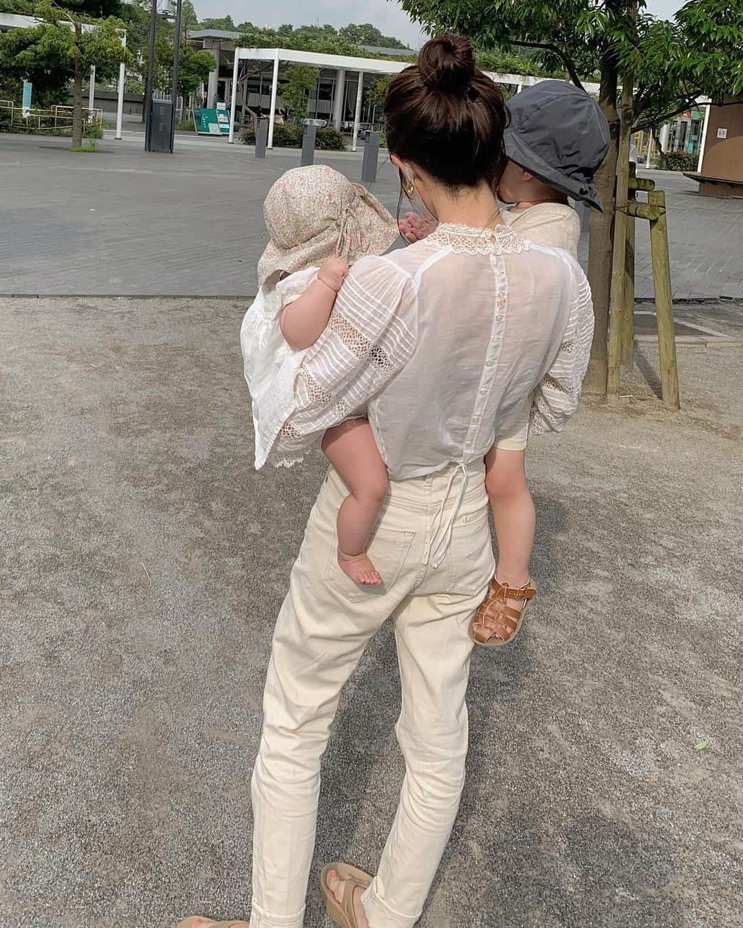 のインスタグラム：「mom of two children👦🏻👶🏻💗 ㅤㅤㅤㅤㅤㅤㅤㅤㅤㅤㅤㅤㅤ 私は貴方達にとって 1番の、最高の、お母さんであるよう 毎日頑張ってます🌍 人生で1番子育てから 学びを得ています。 これからも子供達が毎日happyで ありますように。」
