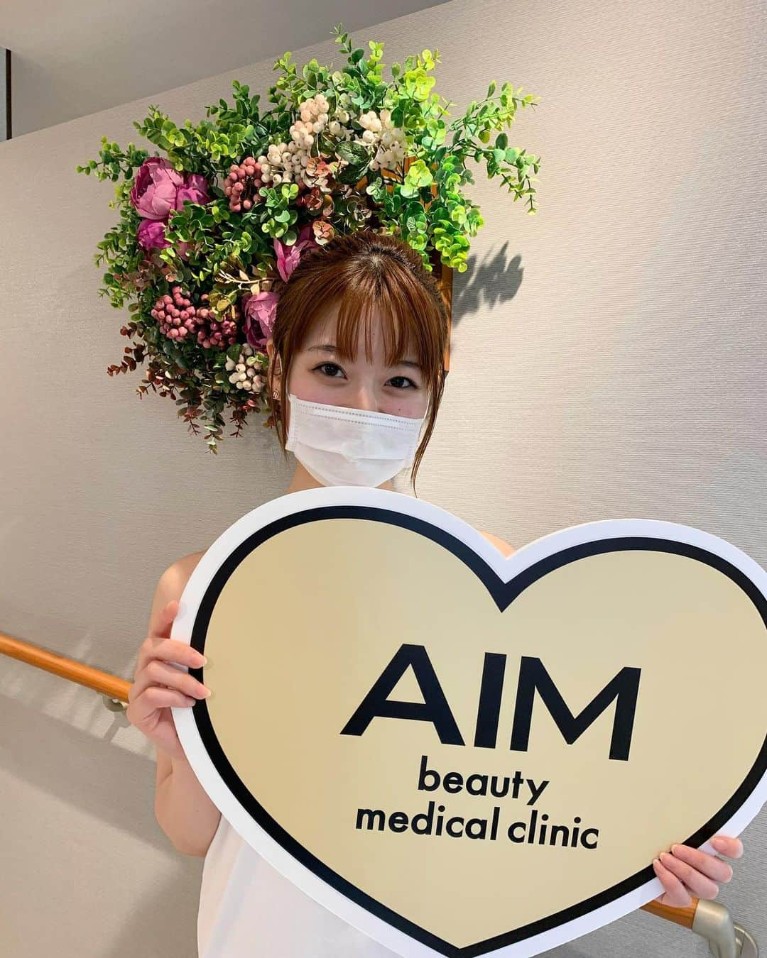 萩田帆風さんのインスタグラム写真 - (萩田帆風Instagram)「. 今日は、今年新しくオープンした @aimbeautyclinic さんで ハイフシャワーやってもらいました😙✨ やってもらったのは、肌質改善とか透明感とか美白を出すものなんだけど、 施術はすぐ終わったのにちゃんとお肌トーンアップしてすご！！ってなったー😳 皮膚科のお医者様がやってくれるから色んなこと相談できて教えてくださるのも有難い😭✨✨ . ありがとうございました🙌🏻🤍 . #ハイフ  #美肌 と #小顔 を #目指します  #顎 #とがりたいね」7月21日 20時37分 - honchandaayo