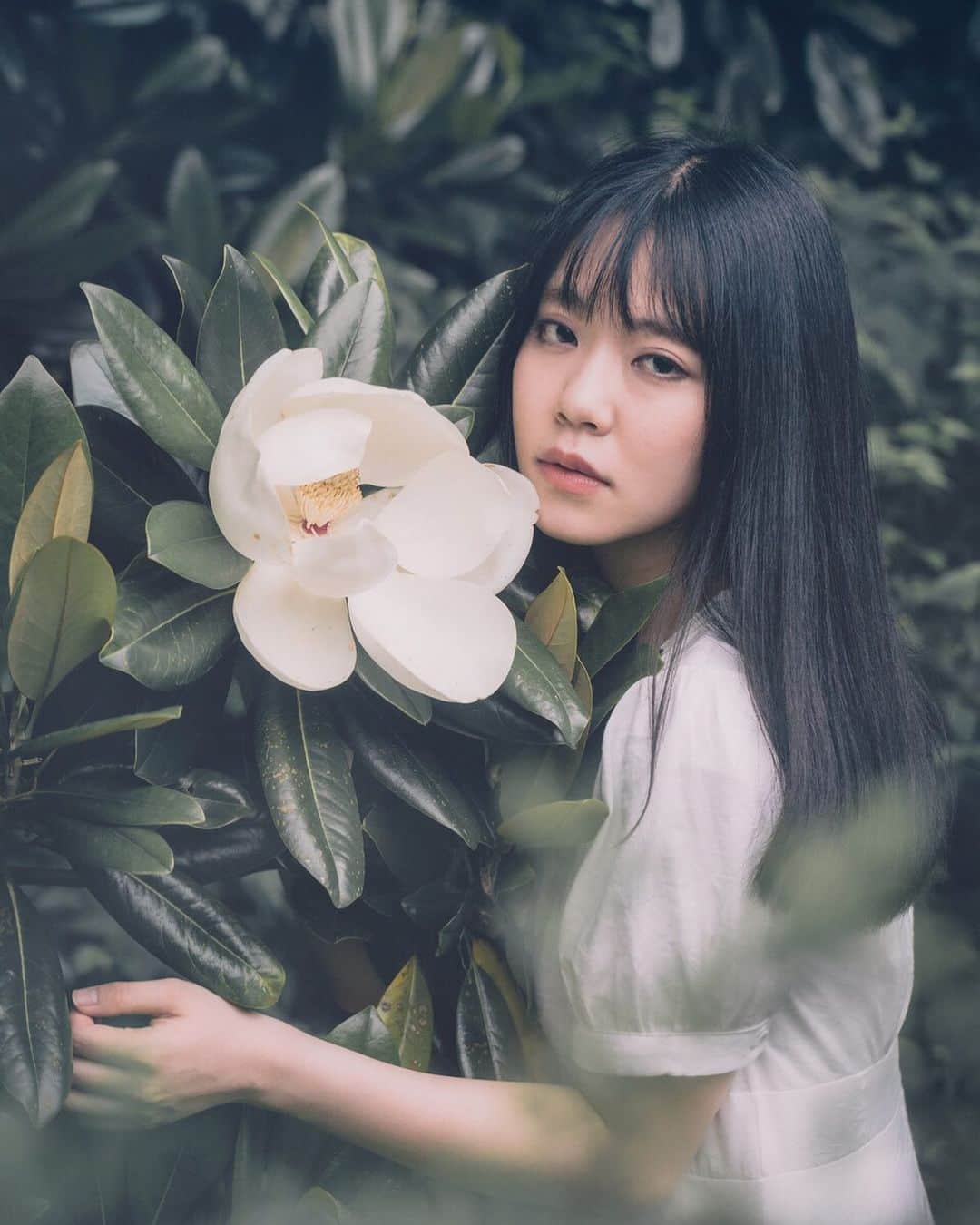 伴優香のインスタグラム：「_ _ _ photo by : @tomonista  #ポートレート #portrait #被写体  #黒髪ロング #ファインダー越しの私の世界  #カメラ好きな人と繋がりたい #flower  #팔로우 #사진 #여배우 #모델 #추억 #팔로우미  #型号 #女主角 #人像 #相片 #actress」