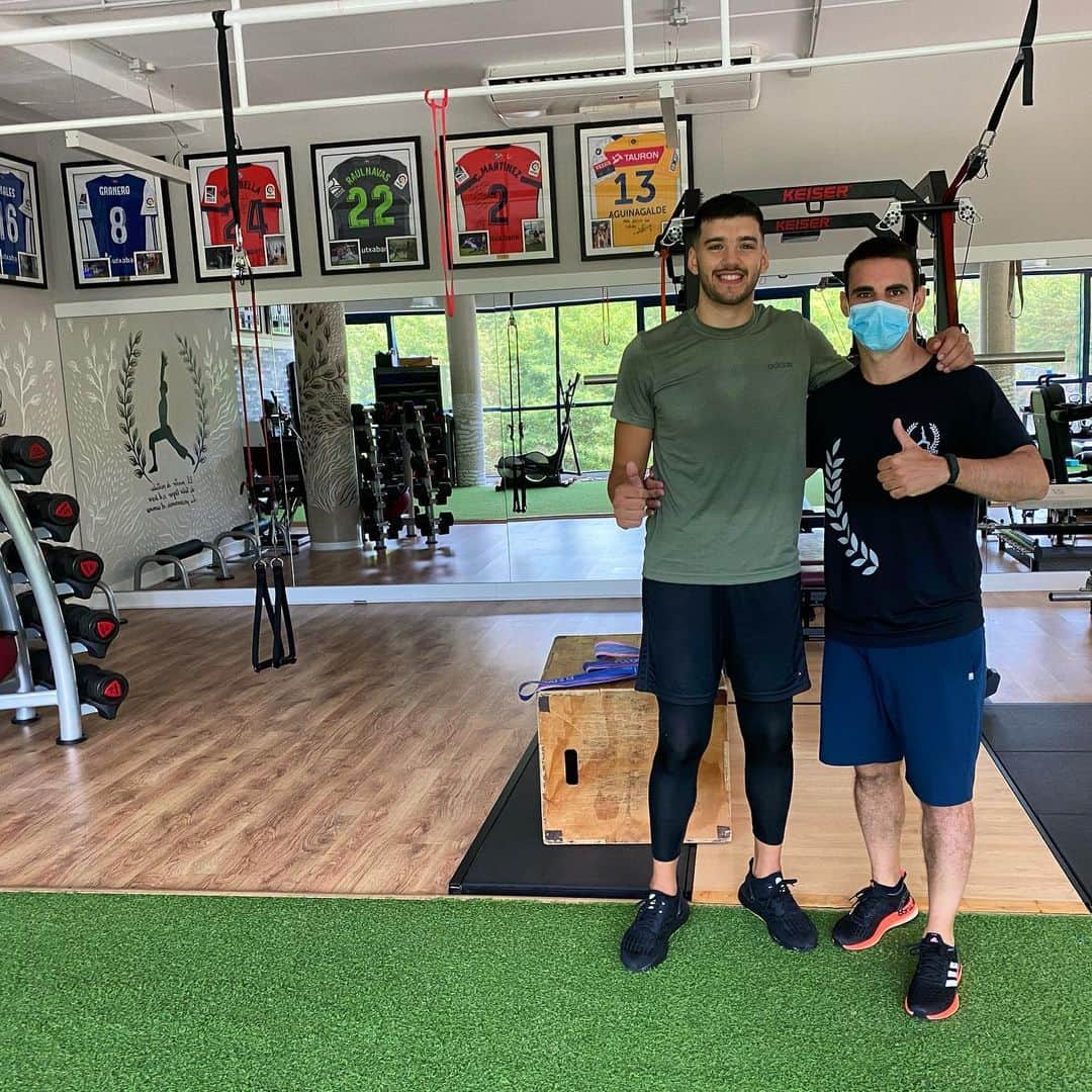 ヘロニモ・ルジのインスタグラム：「Trabajando duro con @coach_sukunza 🏋🏻」