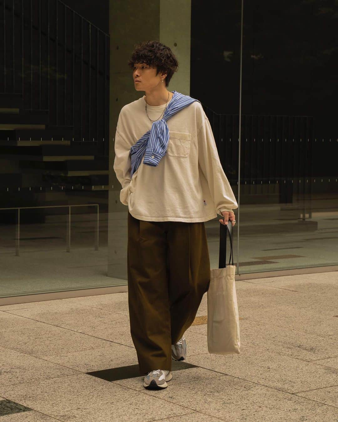 Ryoさんのインスタグラム写真 - (RyoInstagram)「ㅤㅤㅤㅤㅤㅤㅤㅤㅤㅤㅤㅤㅤ @studionicholson のBen volume pants新色のOlive☺️ 深みのあるオリーブなので、 秋冬アイテムとの相性も良さそう！ ㅤㅤㅤㅤㅤㅤㅤㅤㅤㅤㅤㅤㅤ tee:#studionicholson shirt:#ryotakashima pants:#studionicholson shoes:#newbalance327 bag:#jilsander」7月21日 20時48分 - ryo__takashima