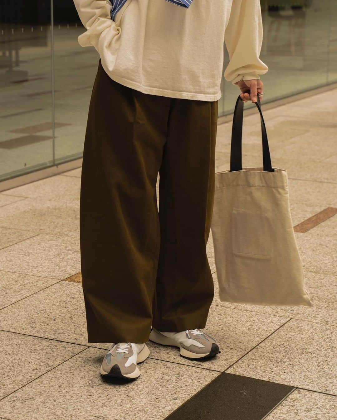 Ryoさんのインスタグラム写真 - (RyoInstagram)「ㅤㅤㅤㅤㅤㅤㅤㅤㅤㅤㅤㅤㅤ @studionicholson のBen volume pants新色のOlive☺️ 深みのあるオリーブなので、 秋冬アイテムとの相性も良さそう！ ㅤㅤㅤㅤㅤㅤㅤㅤㅤㅤㅤㅤㅤ tee:#studionicholson shirt:#ryotakashima pants:#studionicholson shoes:#newbalance327 bag:#jilsander」7月21日 20時48分 - ryo__takashima