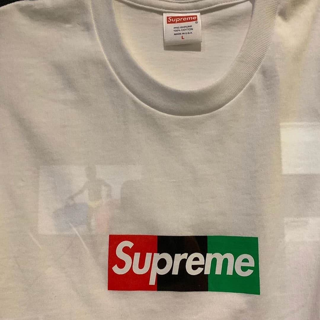 HYPEBEASTさんのインスタグラム写真 - (HYPEBEASTInstagram)「@hypebeaststyle: @virgilabloh’s unreleased @supremenewyork MCA Box Logo T-Shirt is now selling for €10,000 EUR (approximately $11,464 USD) at @dukesarchive. Originally revealed at the “Figures of Speech” exhibition at the @mcachicago, the item is marked with a red, black and green take on the signature Supreme motif that represents the Pan-African Flag and is “one of the few samples in existence making this one of the most rare box logos ever.” Head to the link in our bio for more info.⁠⠀ Photo: HYPEBEAST」7月21日 20時57分 - hypebeast