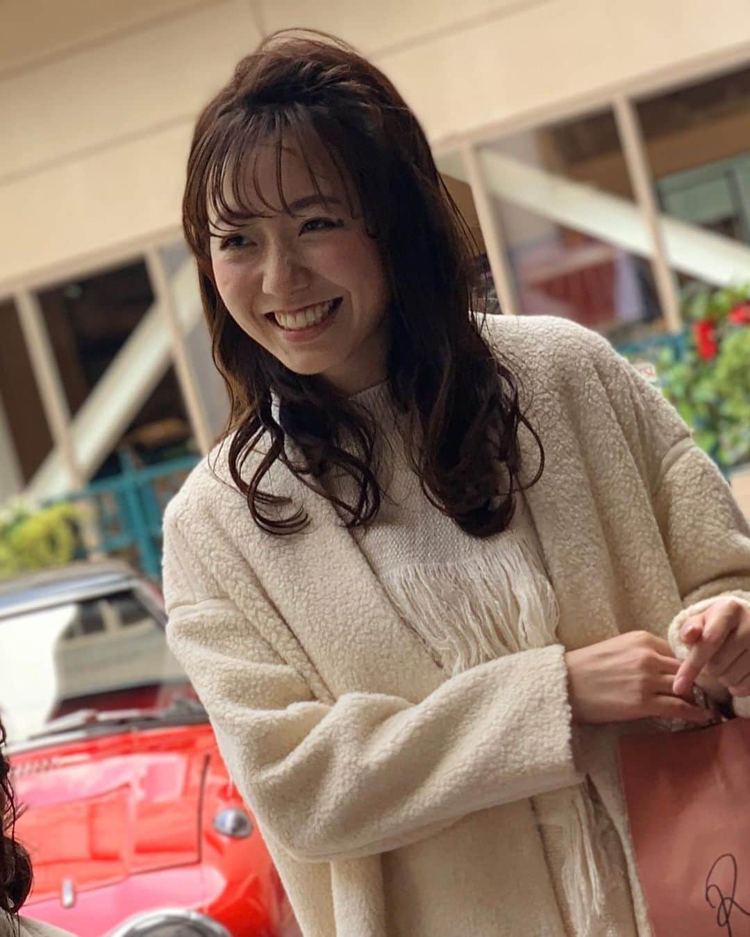 フジテレビアナウンサーさんのインスタグラム写真 - (フジテレビアナウンサーInstagram)「. フジテレビ女性アナウンサーカレンダー2020 撮影の裏側🎬をご紹介… 今日は、1月編💭(撮影は昨年春です🤫)  初売りで買い物に来た2人のひと休みというテーマ🛍 日頃から仲良しの2人だからこその空気感…伝わりますか…📸？？  📝実は2人が持っている紙袋…内田アナと永島アナに自ら描いてもらったオリジナルデザインなのです🖍✨ 服屋かな…？カフェかな…？  お台場にこんなに素敵なカフェがあったとは…！と話題になるほどの、隠れ名スポット😎 (新美Pは2018年版の時にもロケハンに来ています…🤫) 特別に扉も開けていただき、開放感ある1枚になりました☺️  ご自宅にいながら、お台場めぐりができる フジテレビ女性アナウンサーカレンダー2020を あと半年、よろしくお願いいたします☺️ #撮影場所はタグ付け  #内田嶺衣奈 @reina.uchida  #永島優美 @yuumi_nagashima   #梅津弥英子 #新美有加 @yuka_niimi.49」7月21日 20時58分 - fujitv_announcer