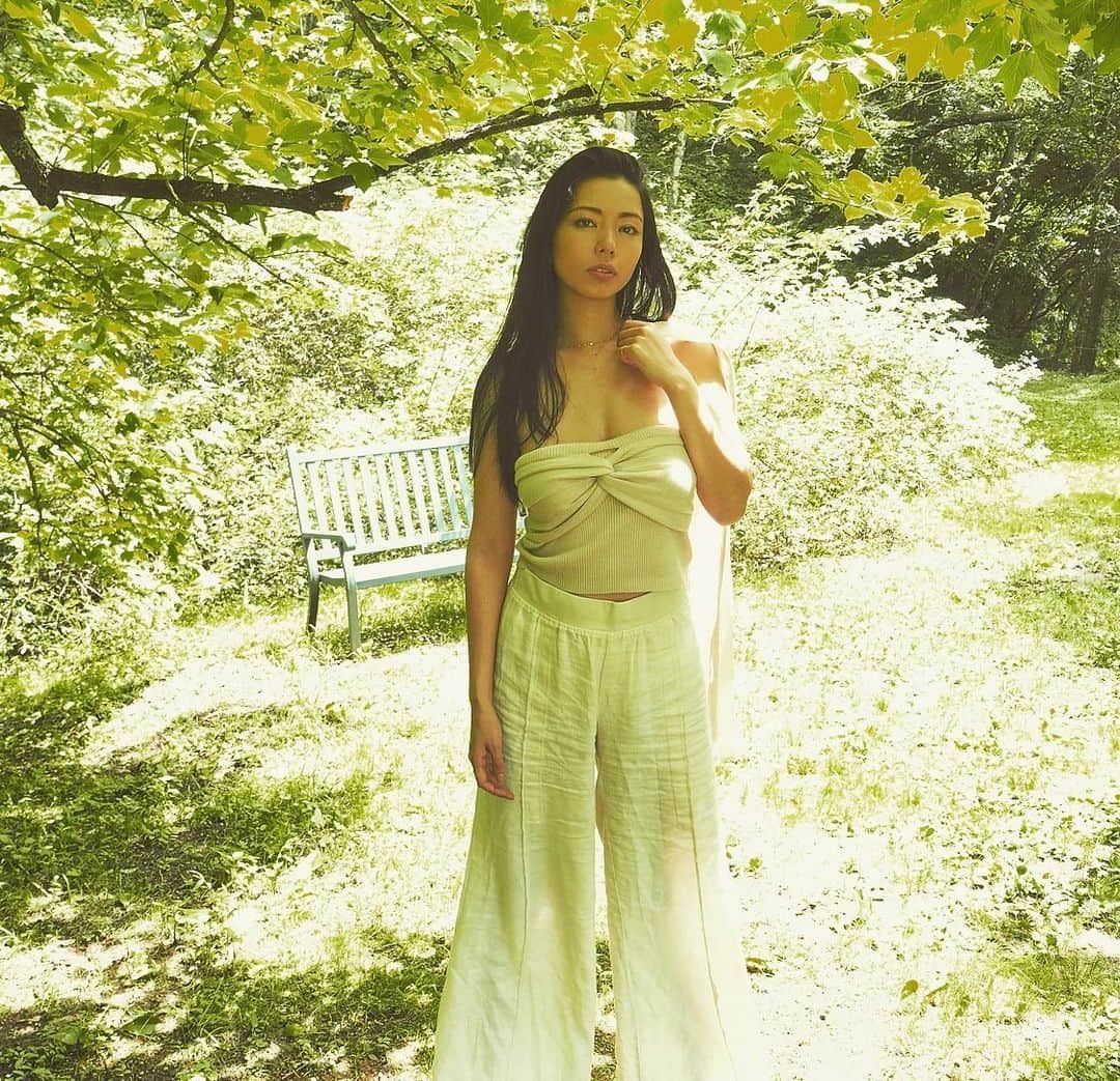 黒木桃子のインスタグラム：「こんばんは❣️ 今日は新月🌑✨ 無事リリースも終えてほっとしたところで❤️お部屋をきれいにしてお花を飾ったよ😊💐  YouTubeチャンネル・永野桃子のももちゅーぶ🍑にて ゆるーいおさんぽ動画、ももさんぽ軽井沢編をアップしました💖  今回もとりとめもなく散歩しておりますが、、笑  良かったら、なんとな〜くな感じで みてみてくれたら嬉しい😊❣️  ではでは #本日もお疲れ様でした　💖  #ももさんぽ #軽井沢 #デートスポット #YouTube動画 #鯉がすごい #鴨 #かわいい #タリアセン」