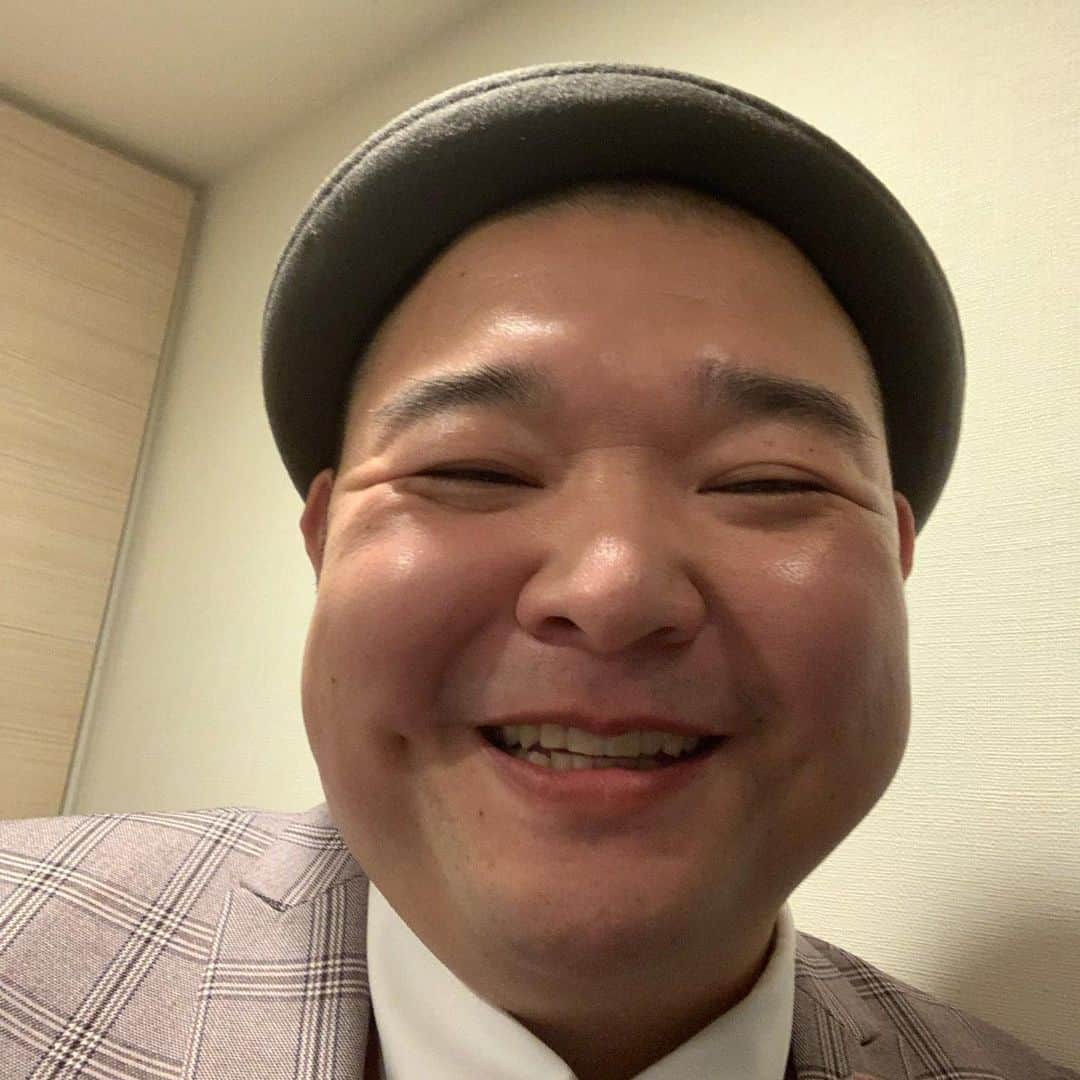 内山信二のインスタグラム：「これからバラダン🌹観てね〜‼️  #バラいろダンディ  #リモート #どようの丑の日  #内山信二」